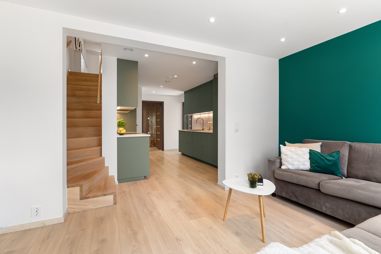 Stuen har slette, malte overflater med brytningsvegg. Rommet har plass til sofa og ønskelig TV-møblement. Galleribilde