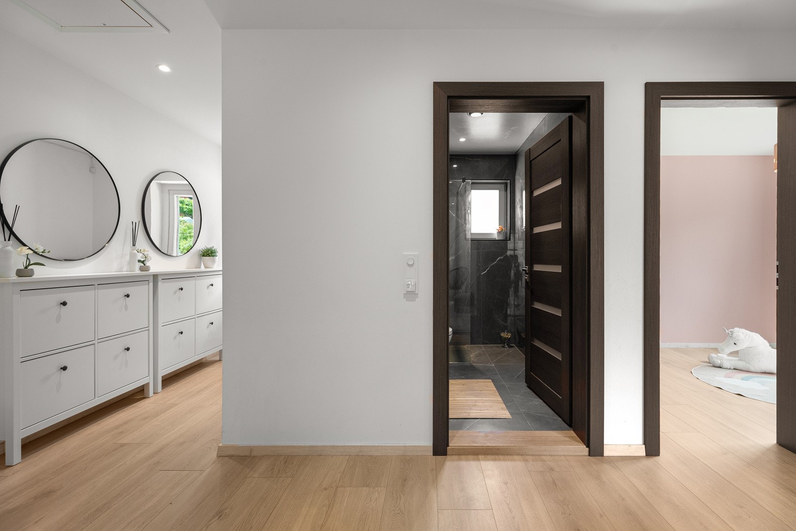 I tilknytning til soverom er det enkelt tilgang til baderommet. Galleribilde