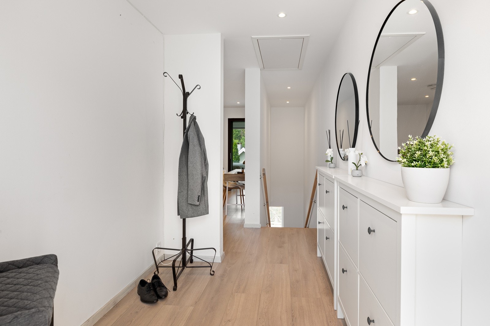 Her ønskes du velkommen inn med en svært enkel adkomst fra bakkeplan. I entré er det avsatt plass til romslig skyvedørsgarderobe og skohylle. Galleribilde