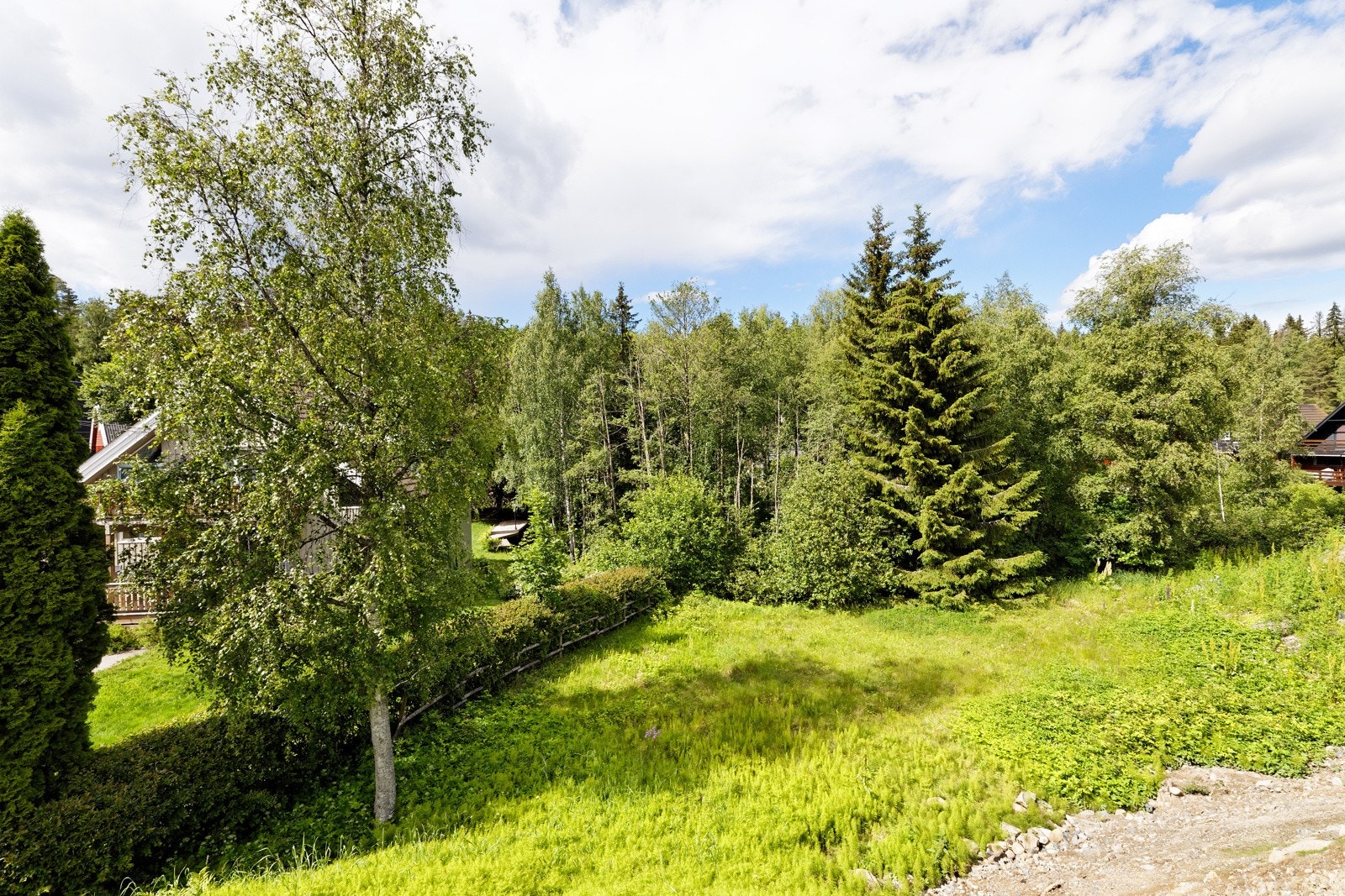Hagearealet som i dag ikke er avgrenset. Arealet tilknyttet denne bolige strekker seg på venstresiden mot elven. Se vedlagte arealkart. Galleribilde