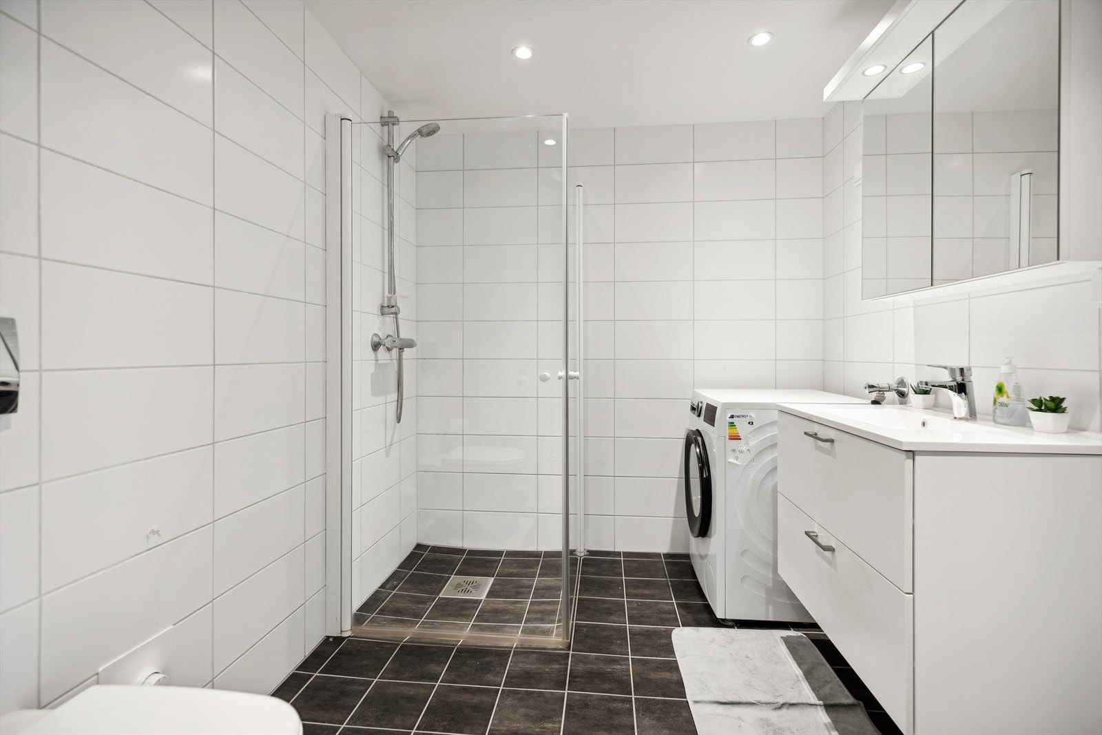 Meget fin og tidløst bad. Det er opplegg for vaskemaskin. Galleribilde