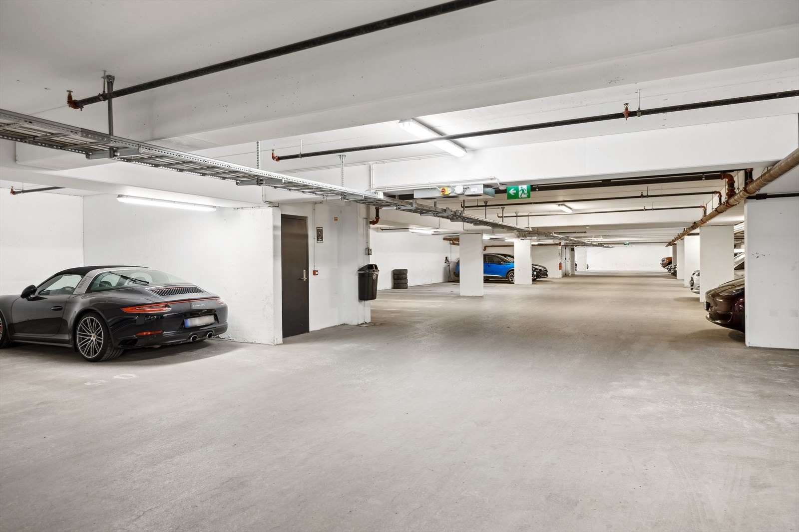 Leiligheten har tilhørende garasjeplass m/el-bil lader i felles garasjeanlegg. Det er gjesteparkering i sameiet. Galleribilde