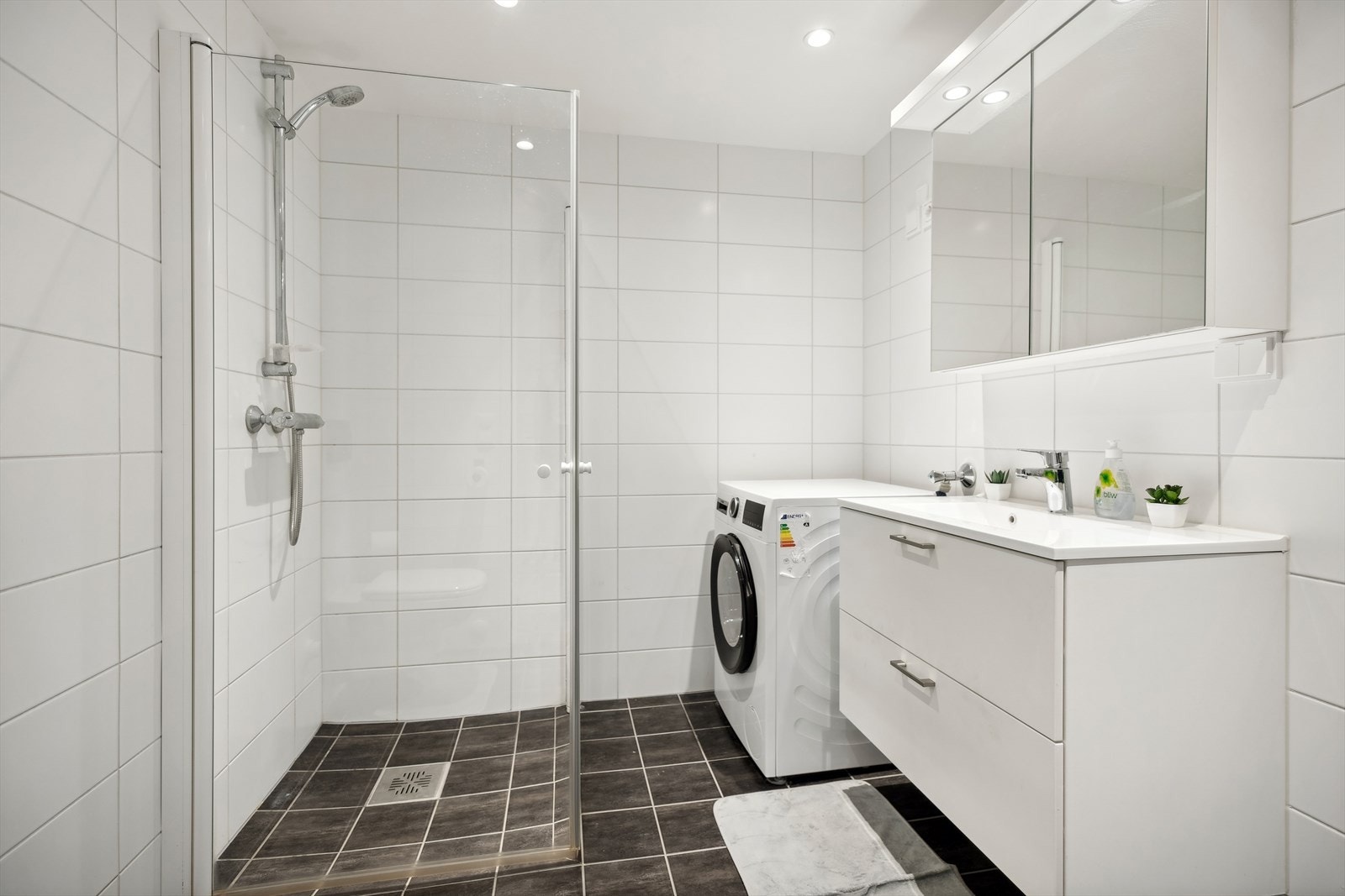 Baderomsinnredning består av glatte fabrikklakkerte fronter og heldekkende servant med ettgreps blandebatteri. Galleribilde