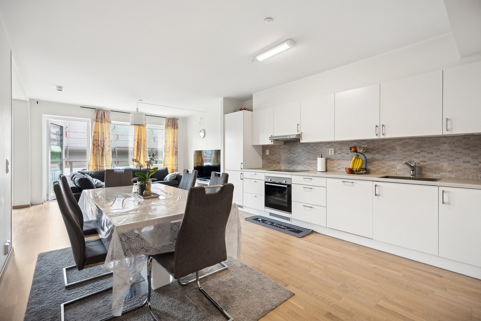 En pen og innbydende andelsleilighet fra 2019 med god planløsning og hyggelig balkong samt garasje med elbil lader. Galleribilde