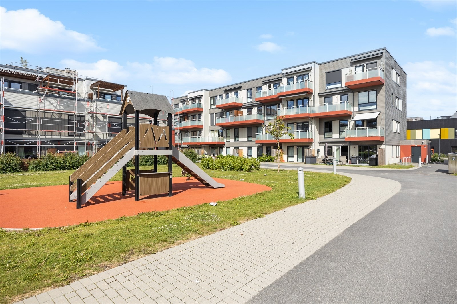 Området har nærhet til skoler, barnehager og offentlig kommunikasjon, samt et rikt utvalg av fasiliteter og servicetilbud. Galleribilde