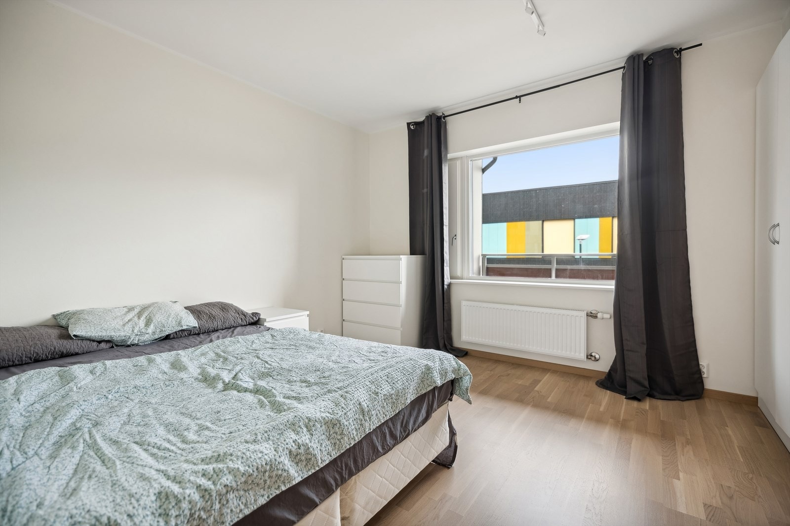 Leiligheten byr på 2 gode soverom. Hovedsoverommet har god plass til dobbeltseng, garderobeskap og nattbord ca. 12,9kvm. Galleribilde