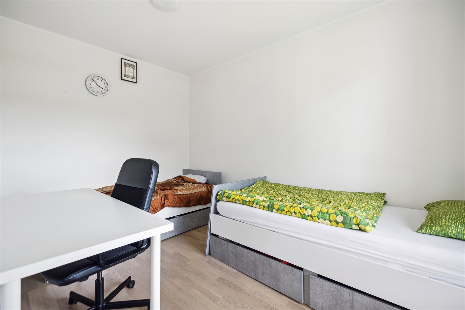 Det andre soverommet egner seg godt som barnerom, gjesterom eller kontor ca. 9,4kvm. . Galleribilde