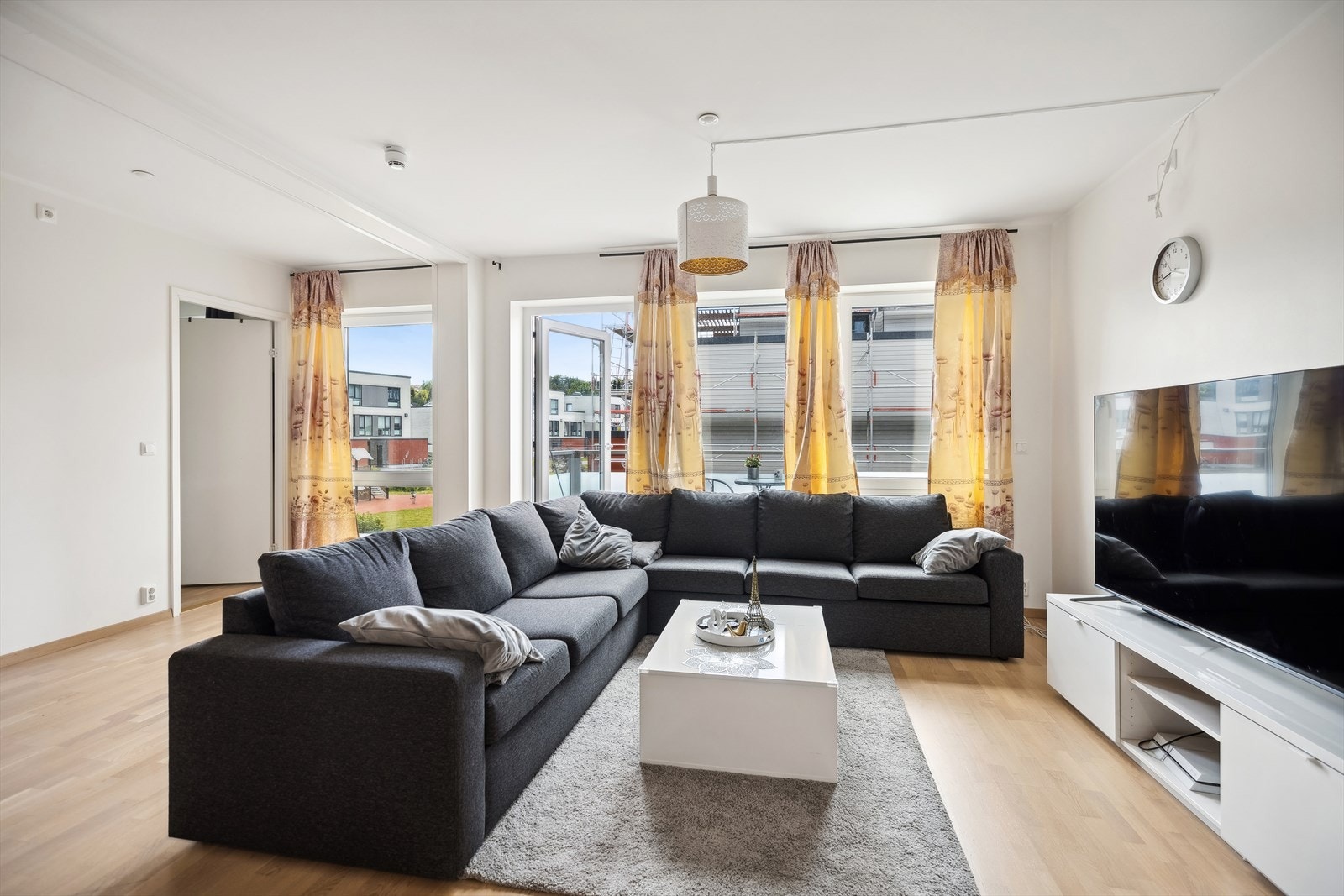 Leiligheten byr på en lys og romslig stue. Det er god plass til både sofagruppe, mediamøbler og spisebord. Galleribilde