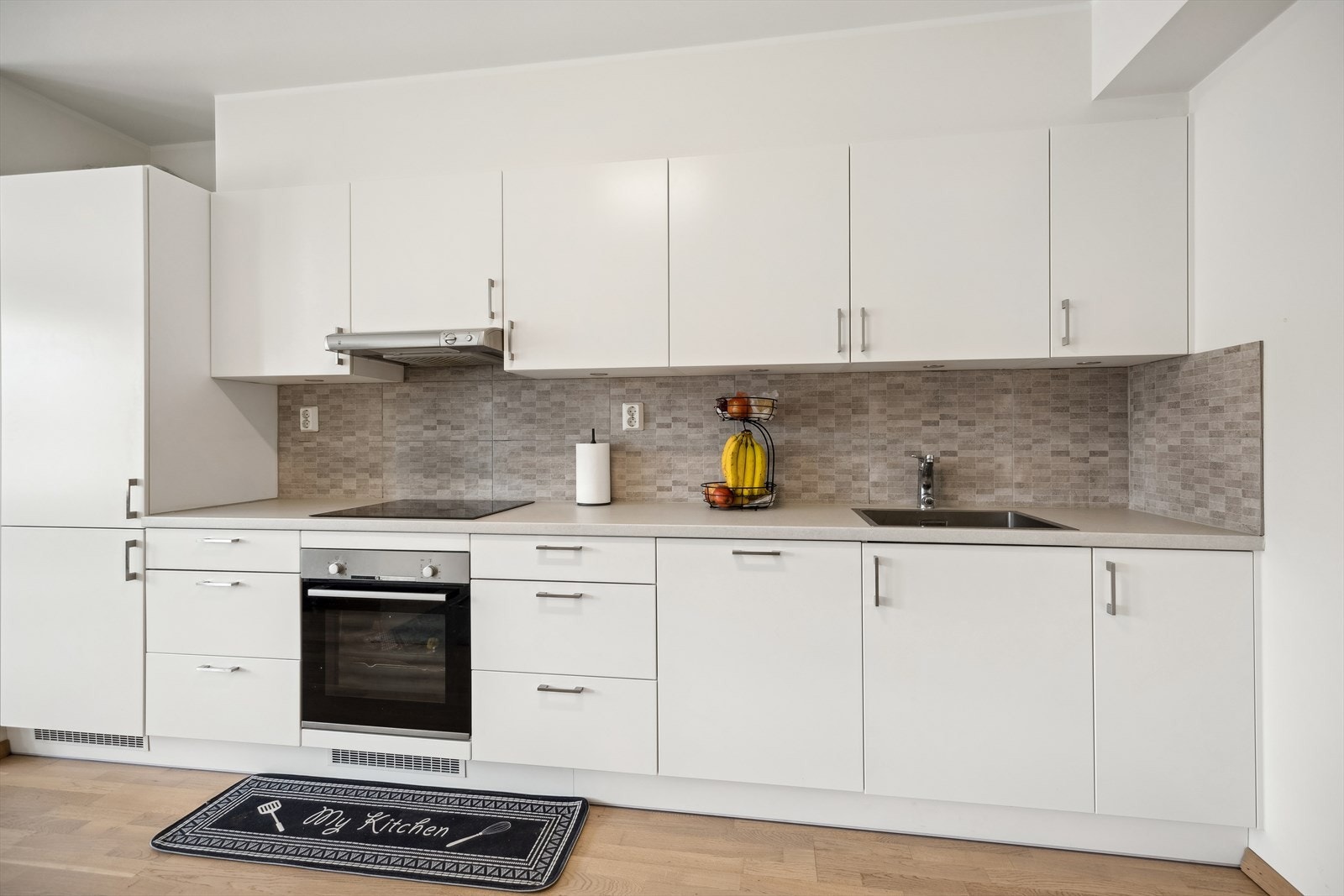 Lekkert kjøkken fra Arens med nyere fliser. Alle hvitevarer følger med salget. Galleribilde