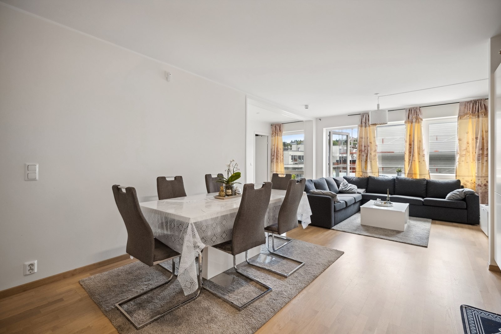 Stuen er ca. 34,7kvm. Her er det mange innredningsmuligheter! Galleribilde