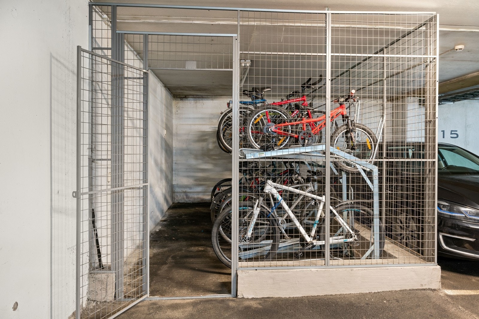 Sykkelparkering i garasje. Galleribilde