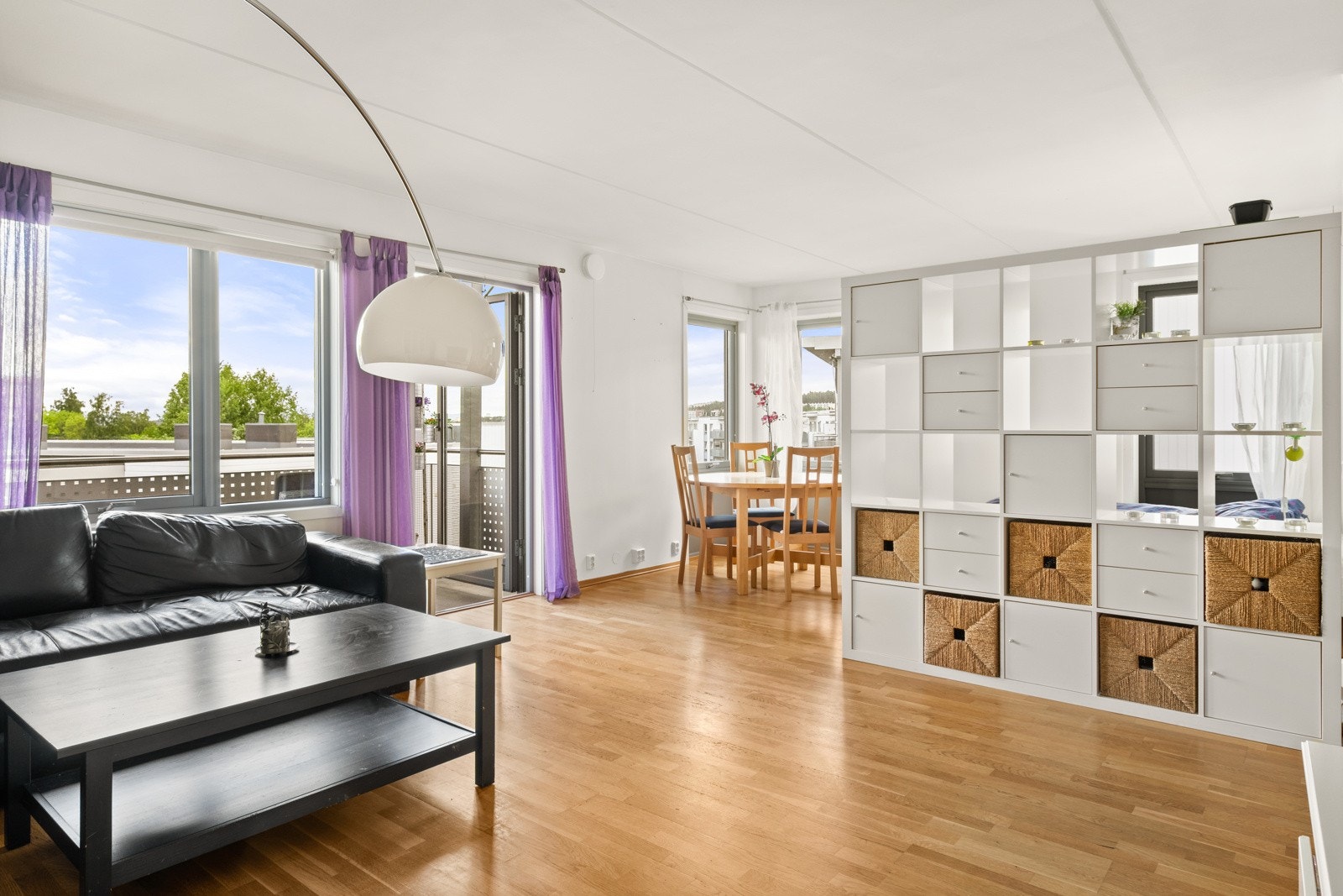 Lys stue med plass til sofaløsning og spisestuemøblement. Galleribilde