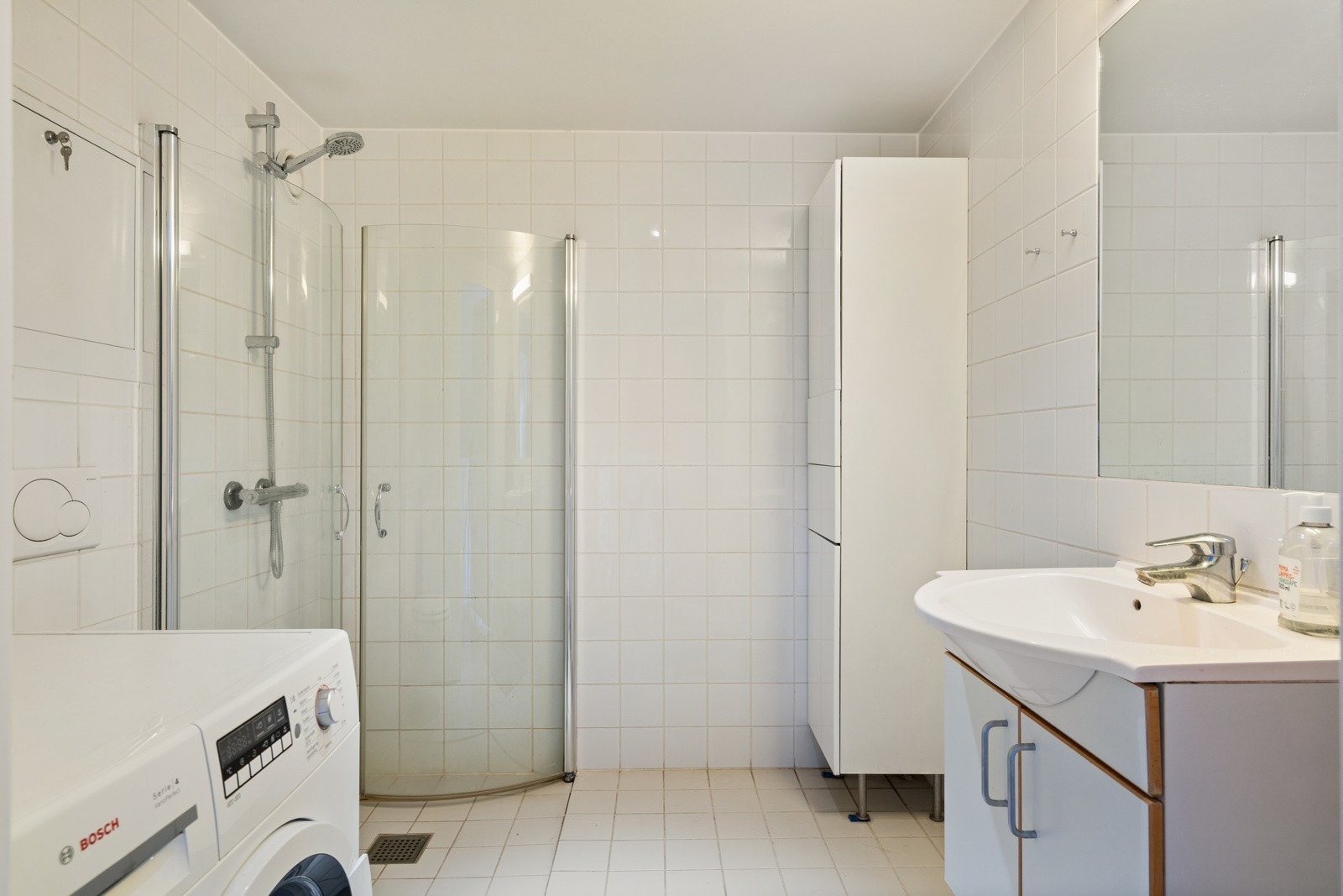 Flislagt bad med varmekabler og opplegg for vaskemaskin / tørketrommel. Galleribilde