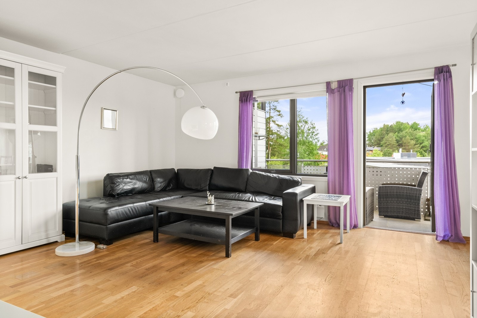 Det er parkett på gulv og fra stuen er det utgang til balkong. Oppvarming med en panelovn i stuen og en på kjøkken. Galleribilde