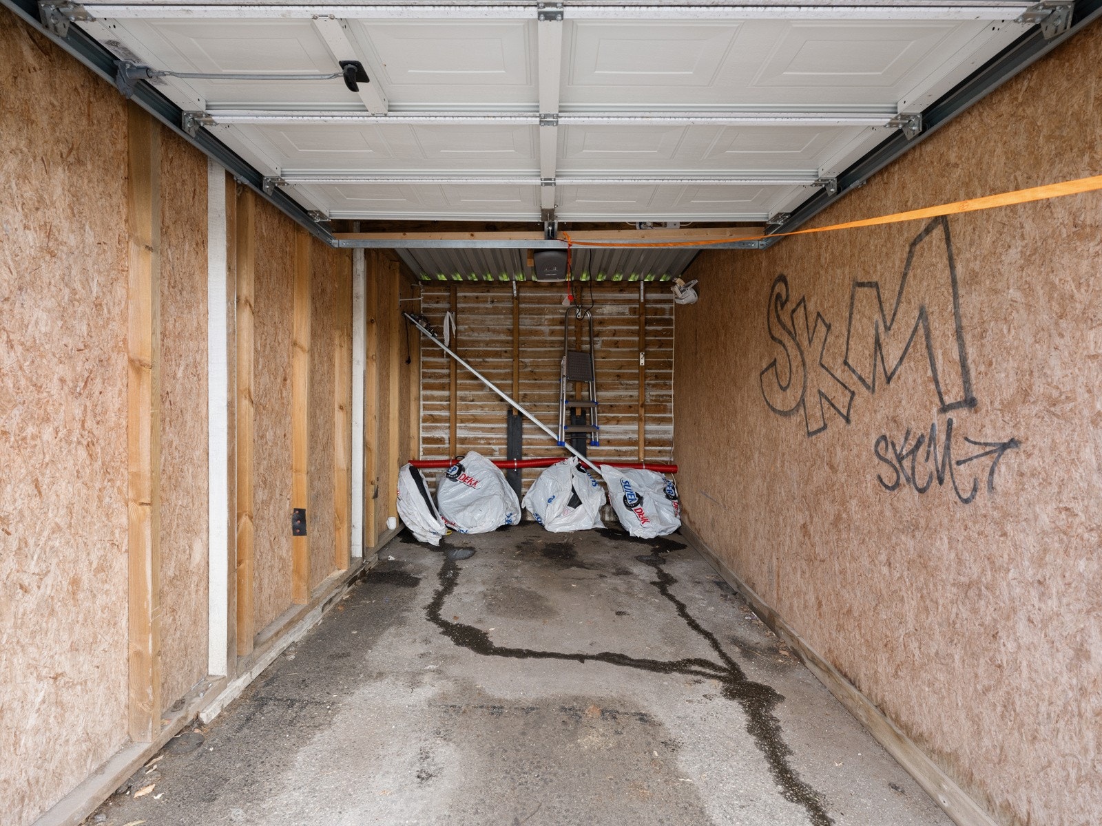 Garasje/carport som befinner seg på borettslagets fellesområde Galleribilde