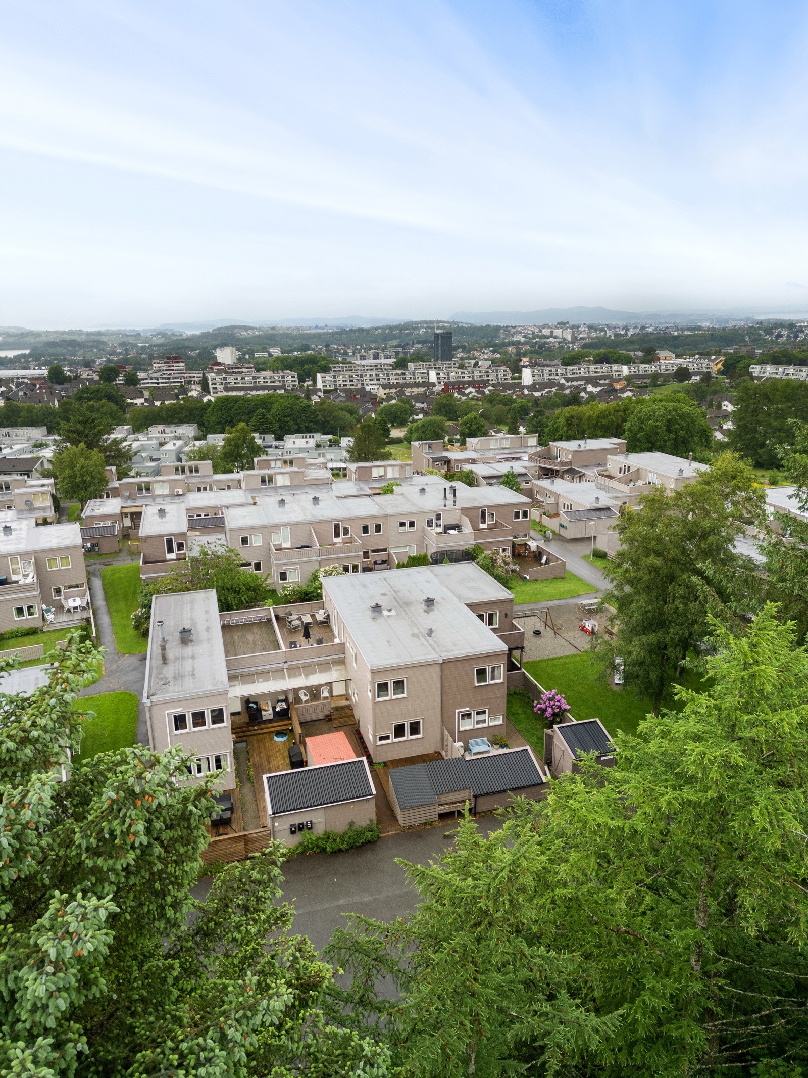 Boligen har også mye å tilby utvendig med 28m² takterrasse, flotte uteplasser på bakkenivå, 2 utvendige boder og parkering i garasje på fellesområde Galleribilde