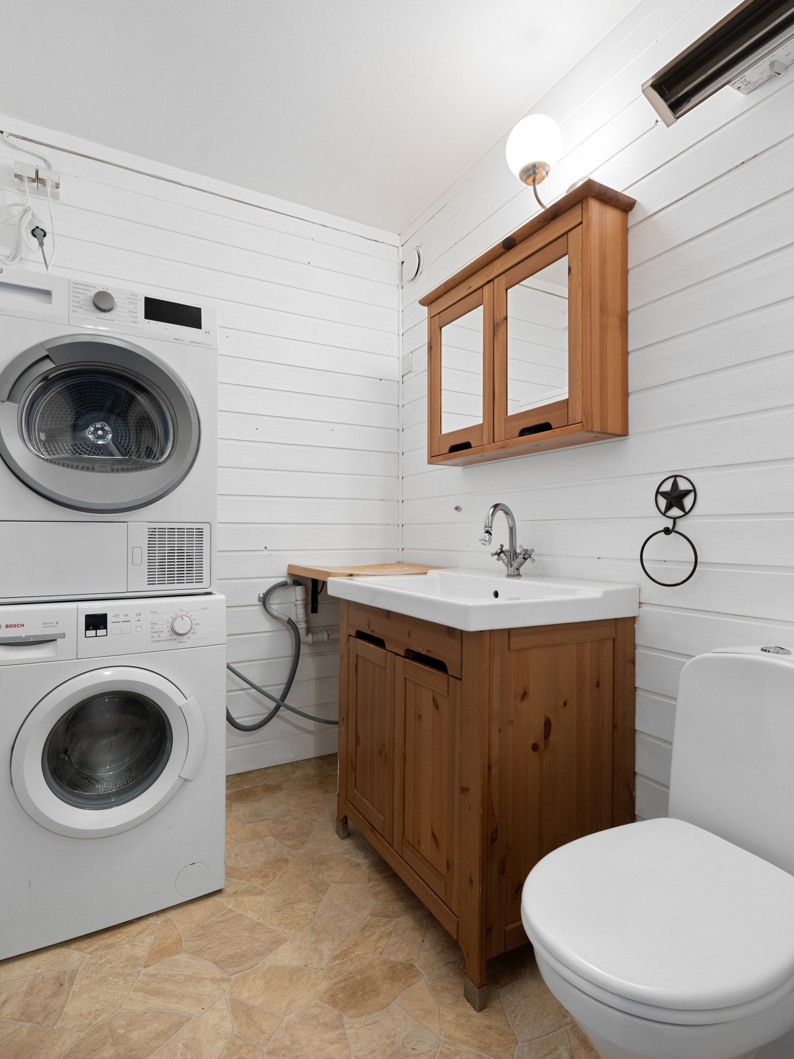Praktisk vaskerom med WC Galleribilde