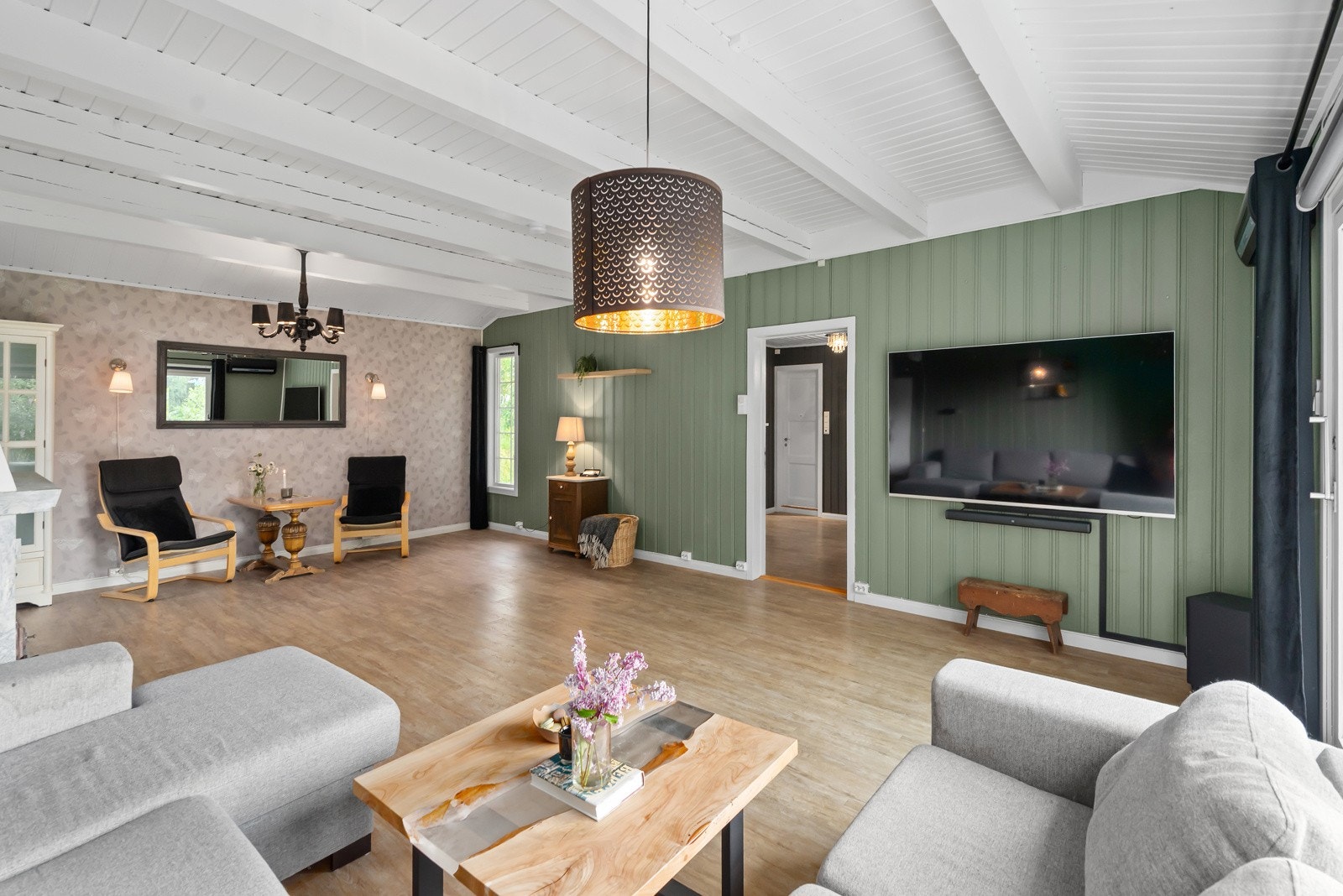 Boligen er betydelig oppgradert siden byggeår og siden nåværende eier overtok boligen for ca. 10 år siden. Galleribilde