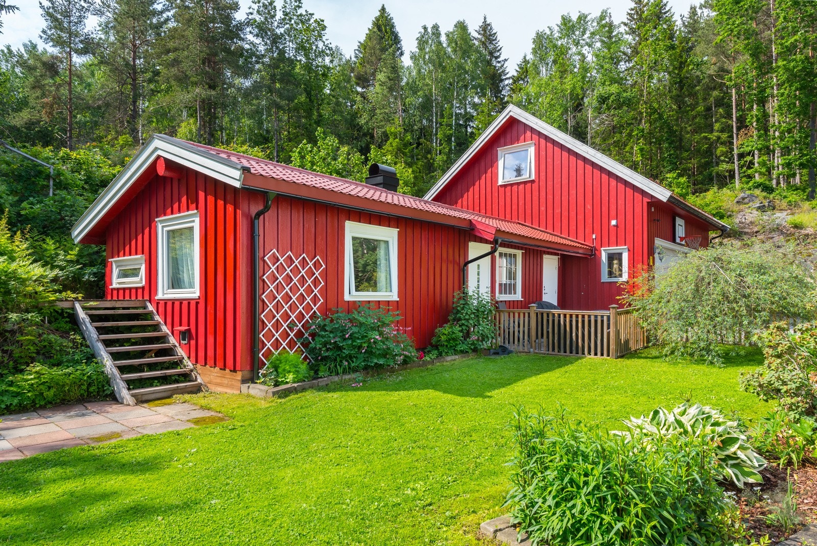 Frittliggende stor garasje med innredet leilighet. Garasjen ble oppført i 2016, da som et tilbygg til den gangen et frittliggende anneks. (Her ble det innredet leilighet i 2020) Galleribilde