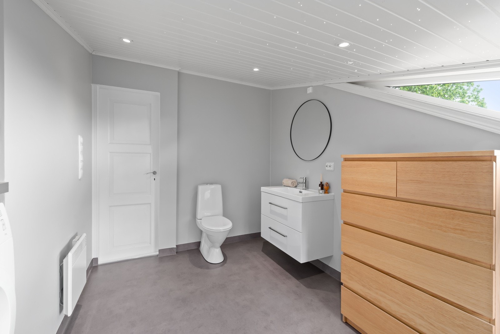 På badet er det opplegg for vaskemaskin og tørketrommel Galleribilde