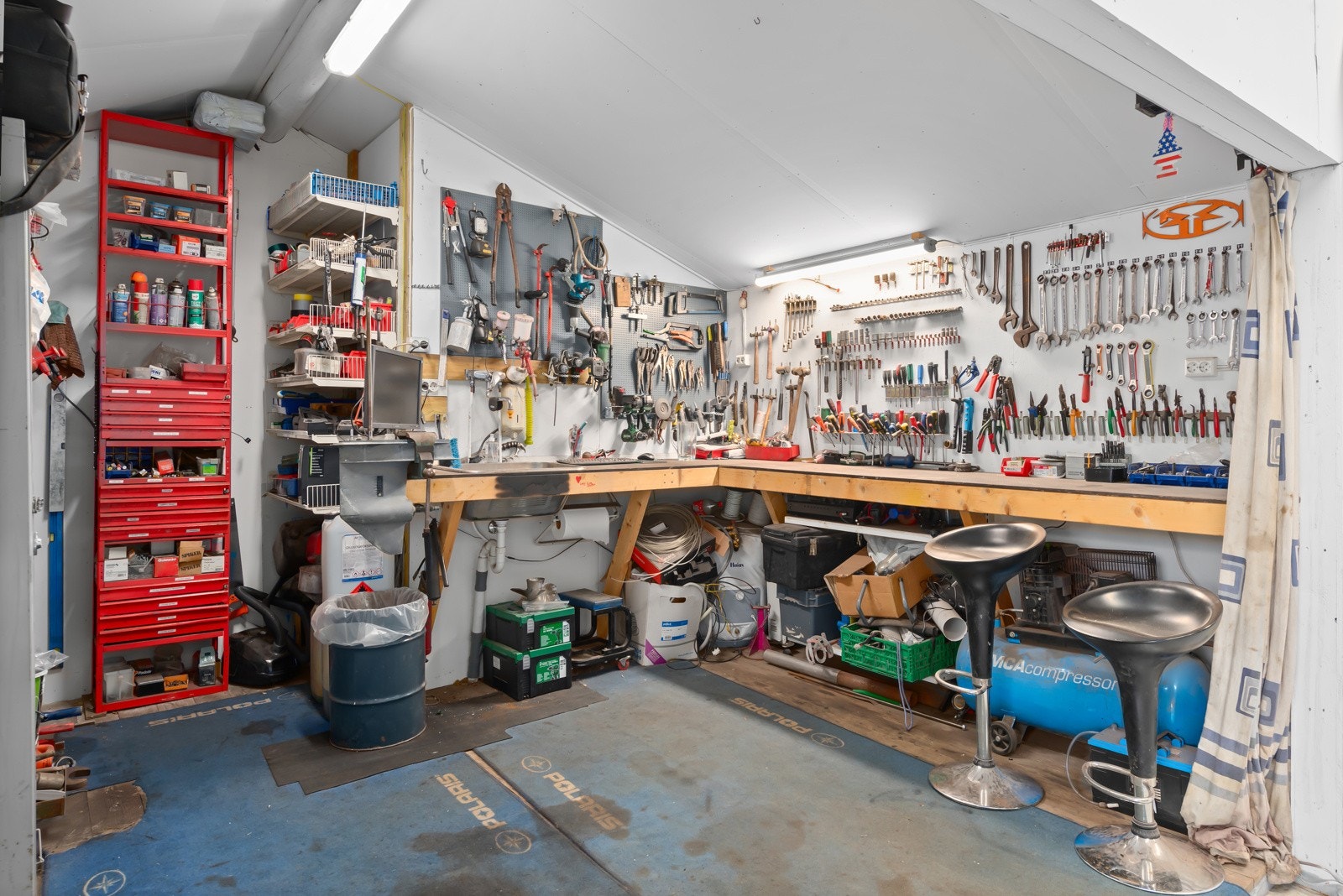 Her kan man tilbringe mange timer dersom man har "mekking" og biler som hobby. Galleribilde