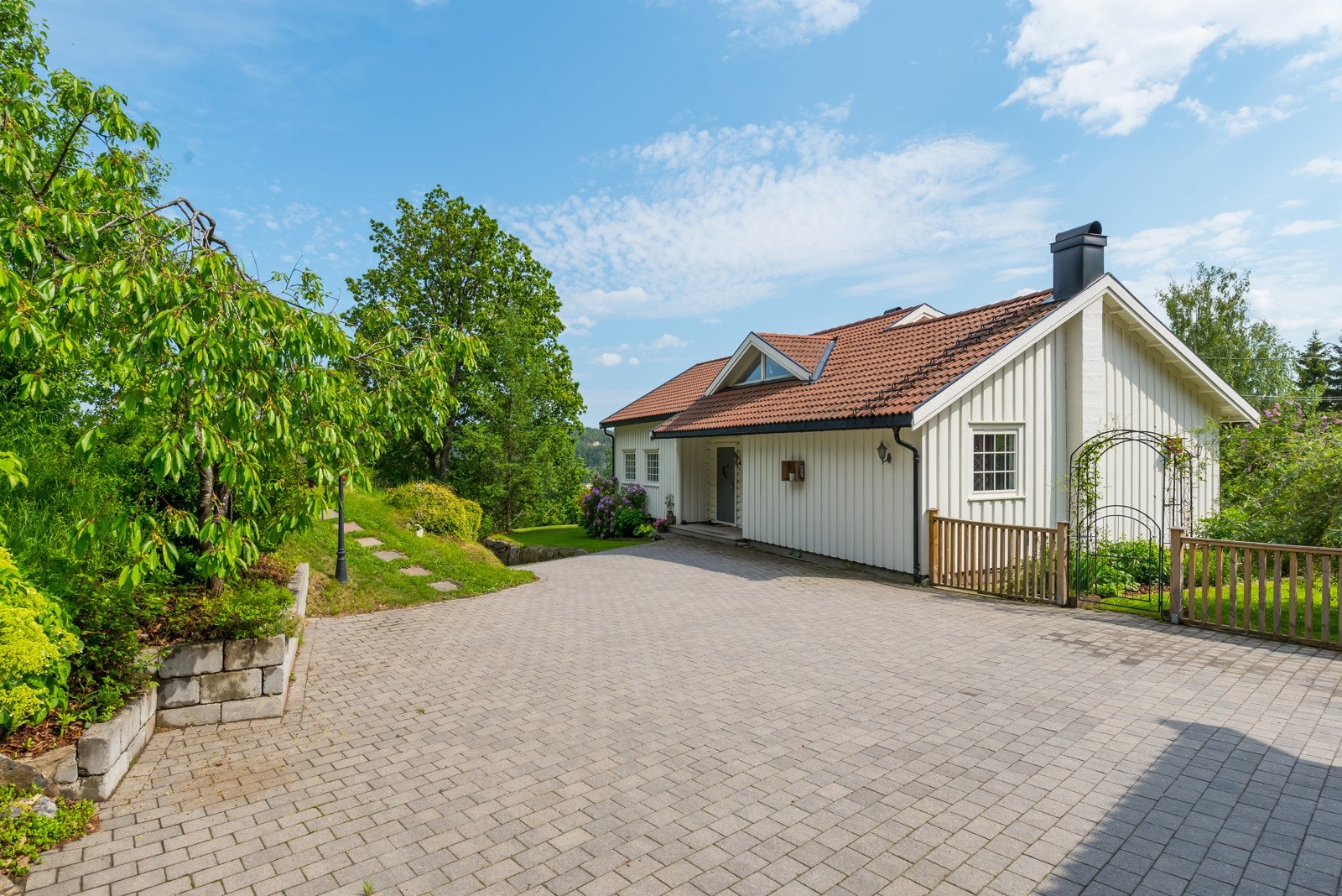 Deler av gårdsplassen. Ryddig opparbeidet med bl.a. belegningsstein Galleribilde