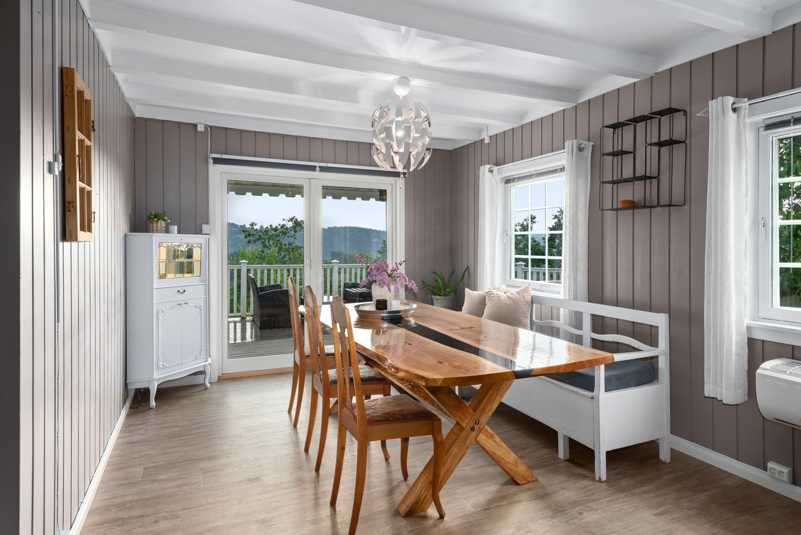 Spisestue med utgang til stor terrasse Galleribilde