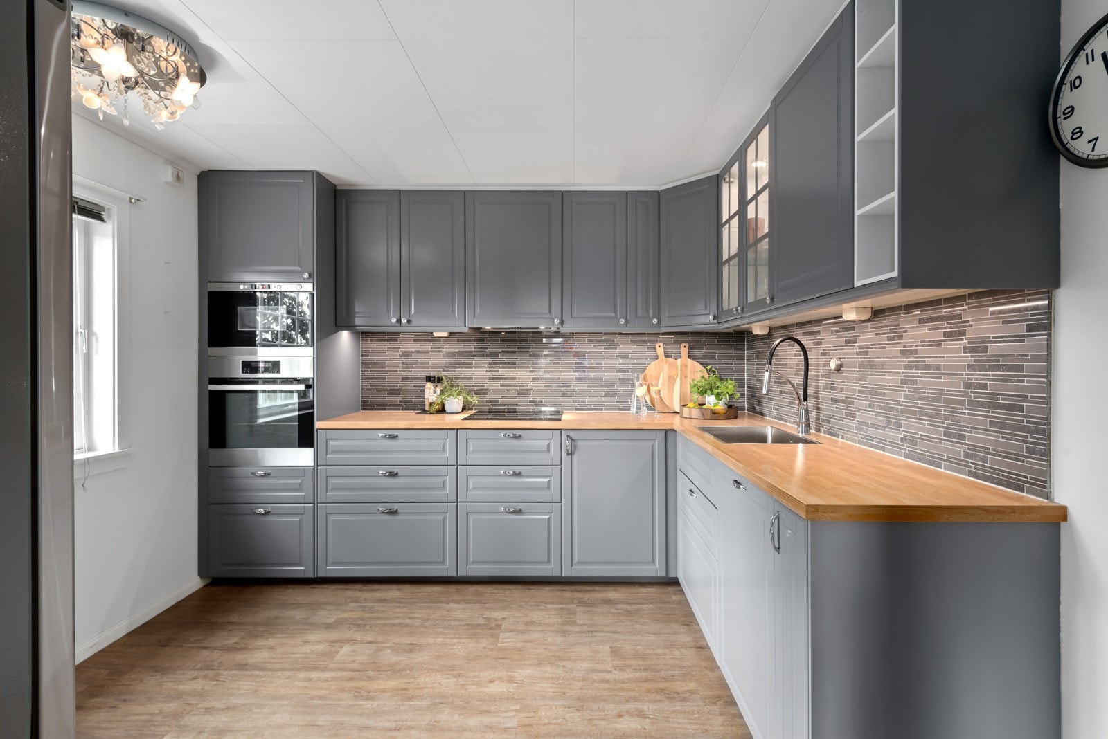 Nyere kjøkken med innredning fra Ikea. Hvitevarer medfølger Galleribilde