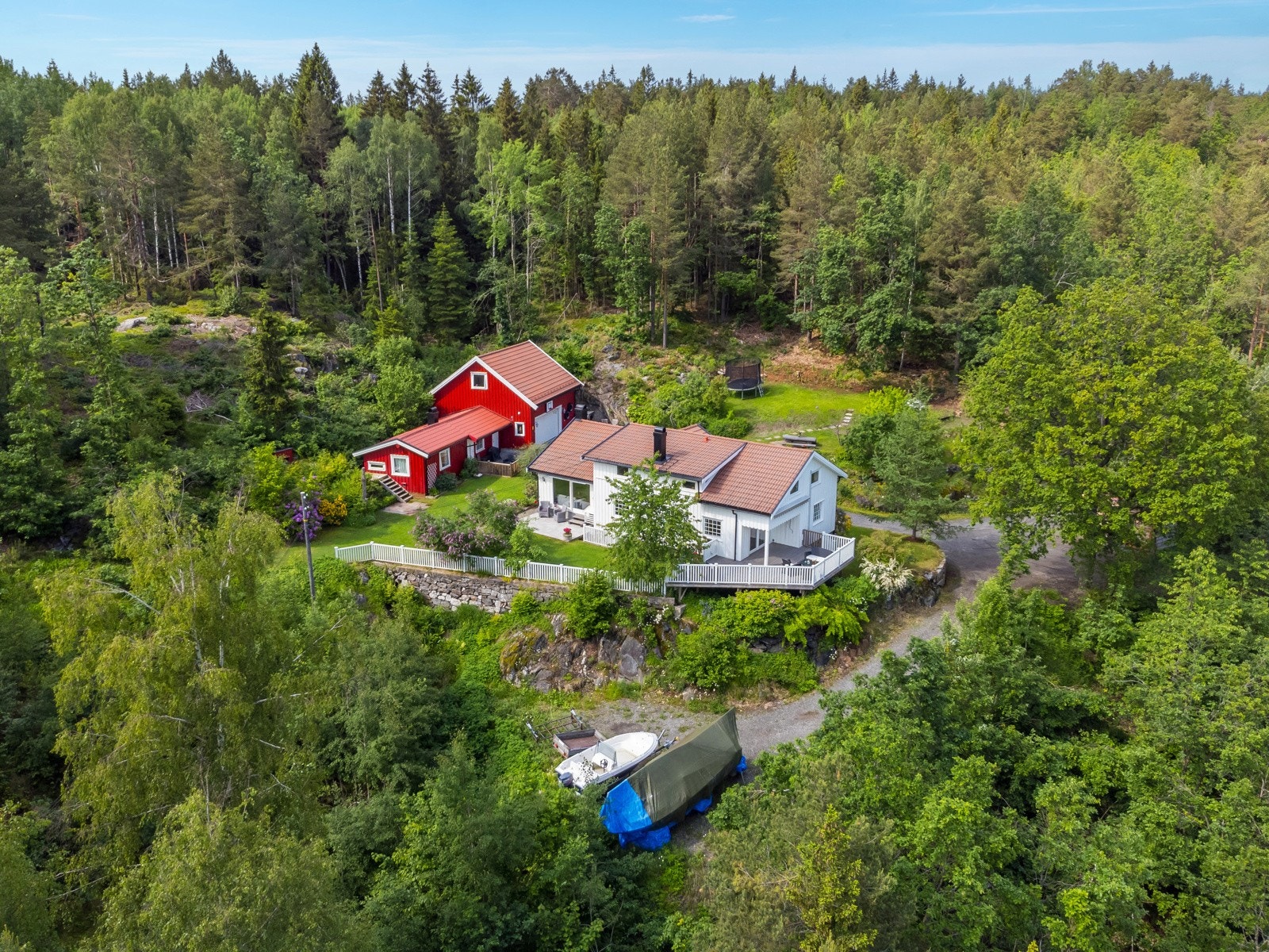 Eiendommen ligger sentralt i Froland med gangavstand til skole, butikk, barnehage, lysløype, kommunesentrum mv. Galleribilde