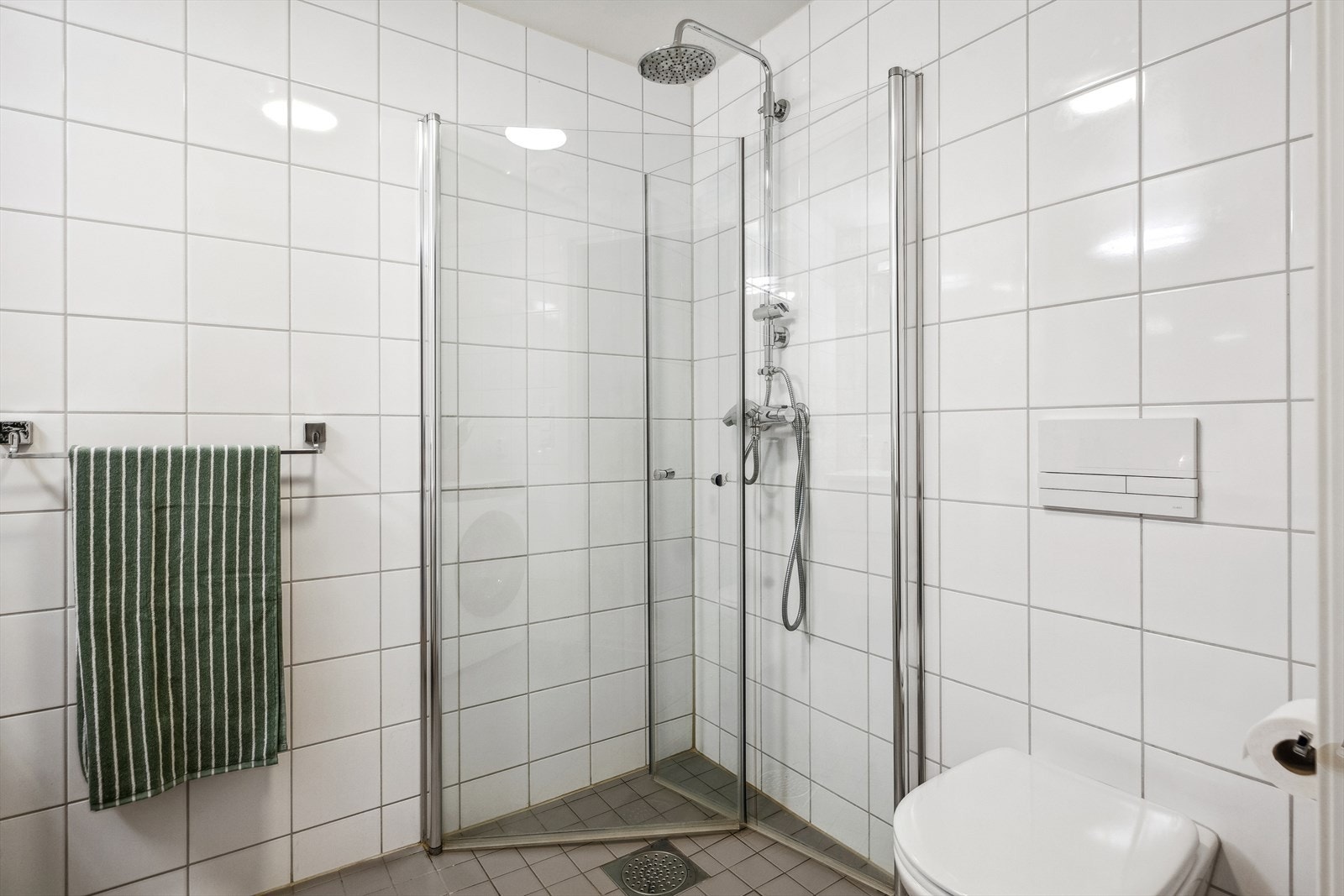 Badet har et dusjhjørne med regnfallsdusj og innfellbare glassdører. Galleribilde