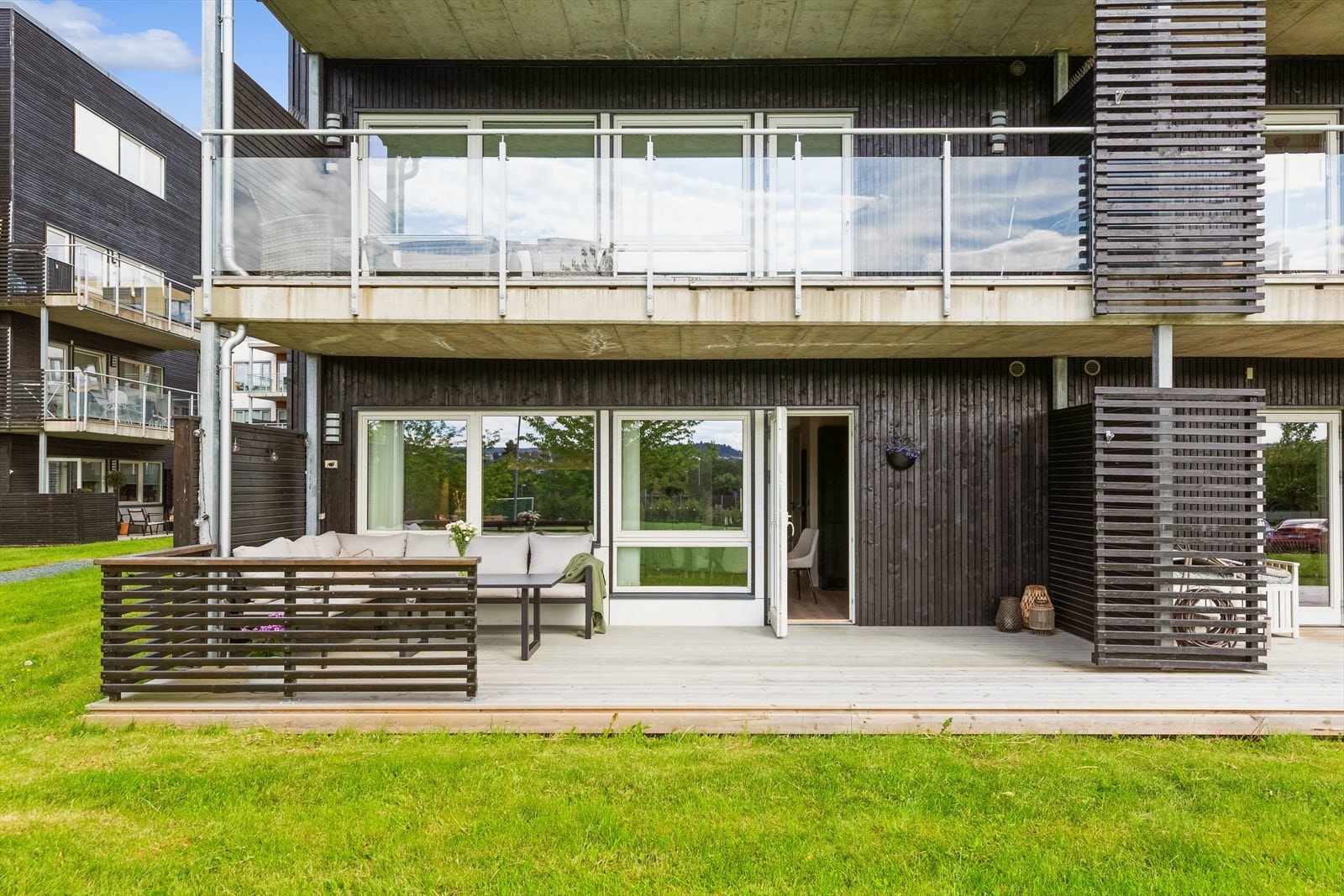 Leiligheten har utgang fra stue/kjøkken til en dels overbygd, vestvendt markterrasse på ca. 23 kvm. Galleribilde