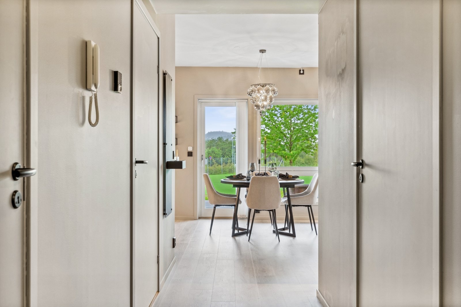 I den lange entreen er det montert dørcalling med åpner. Galleribilde