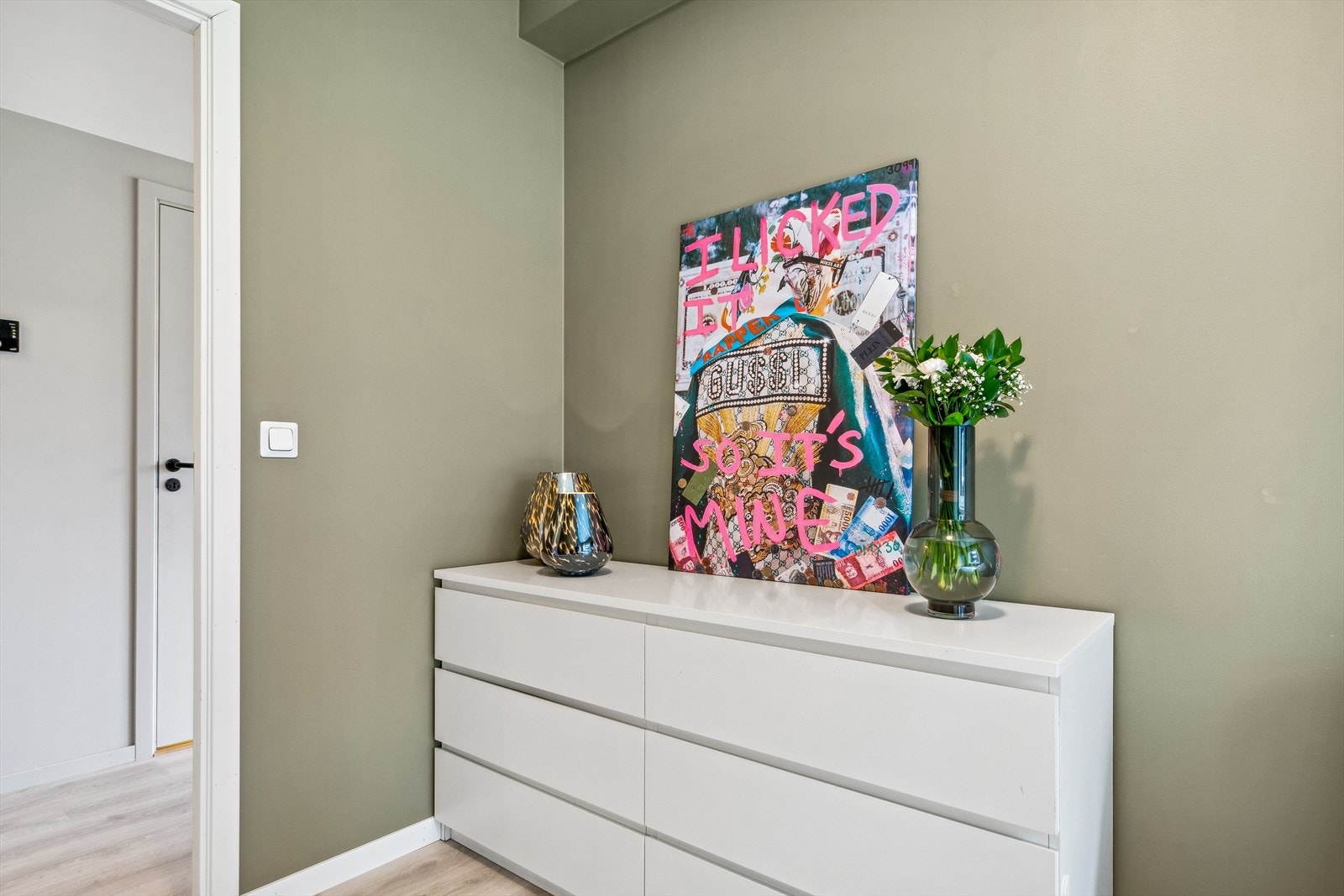 Soverommet som er på ca. 8 kvm er malt i en dus, delikat grønntone i senere tid. Galleribilde