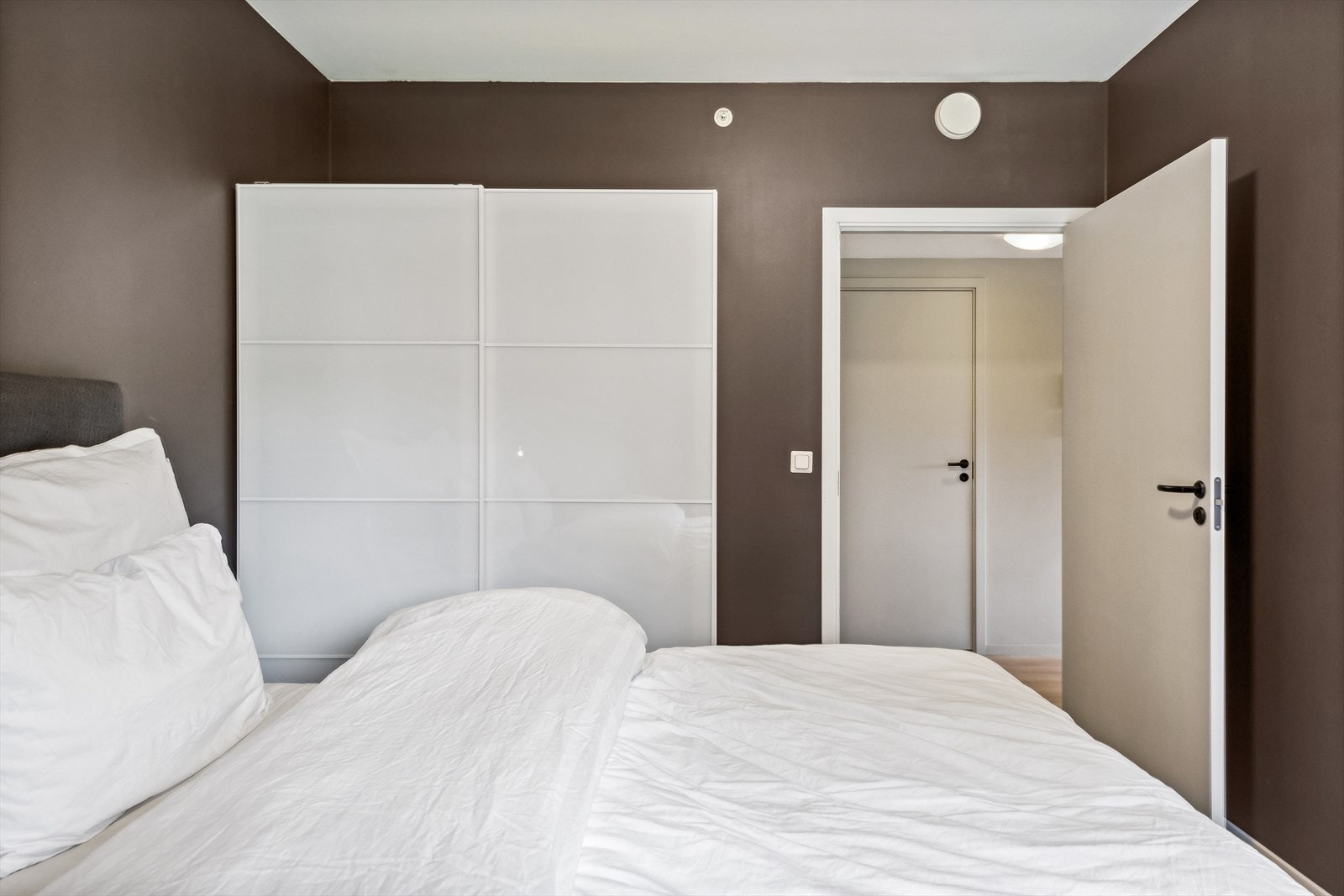 Det er skyvedørsgarderobe på hovedsoverommet. Galleribilde