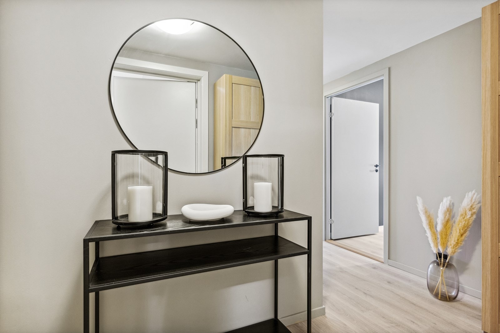 I entreen er det fin plass til skohylle og knaggrekker. Galleribilde