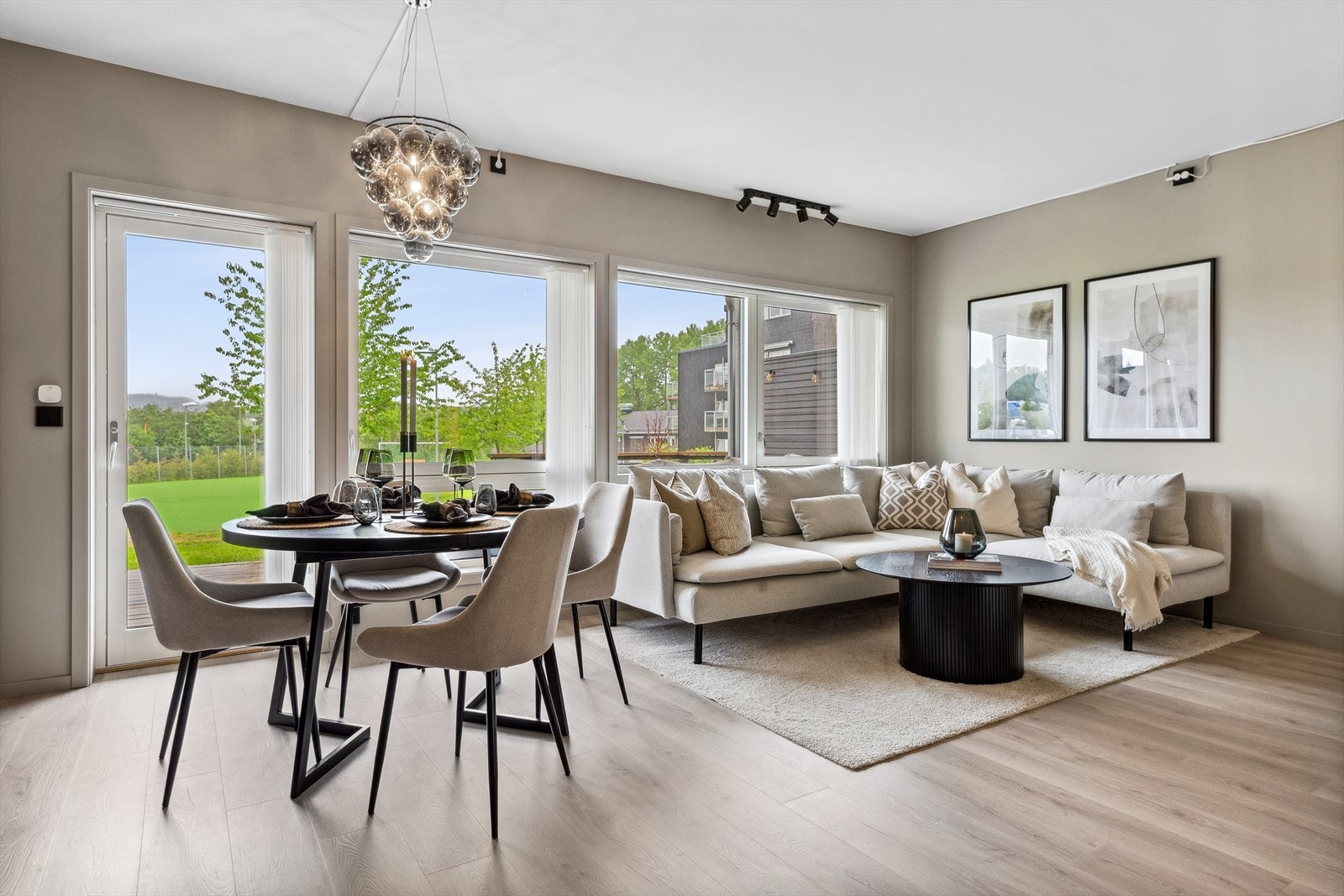 Stuen og kjøkkenet danner et lyst og innbydende allrom på ca. 28 kvm. Galleribilde