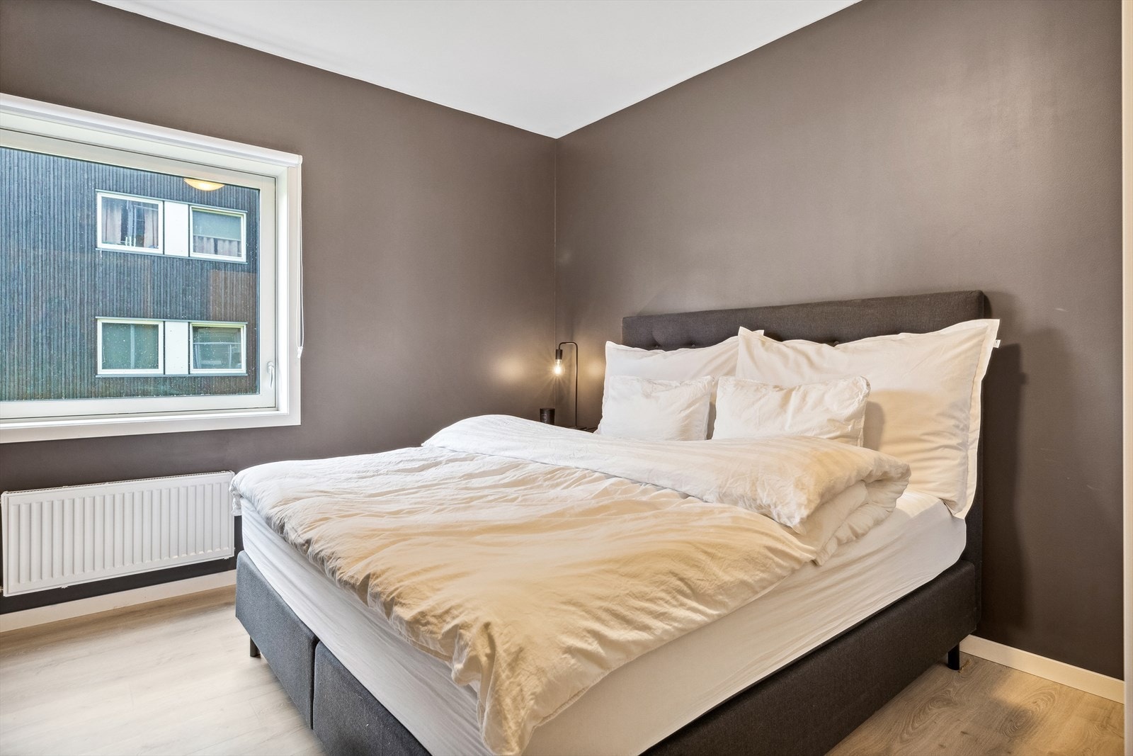 Leiligheten varmes opp med radiatorer tilkoblet fjernvarmeanlegg. Galleribilde