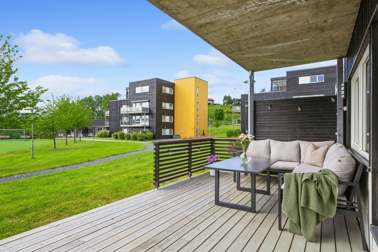 Leiligheten ligger i 1. etasje i et moderne boligbygg fra 2013. Galleribilde