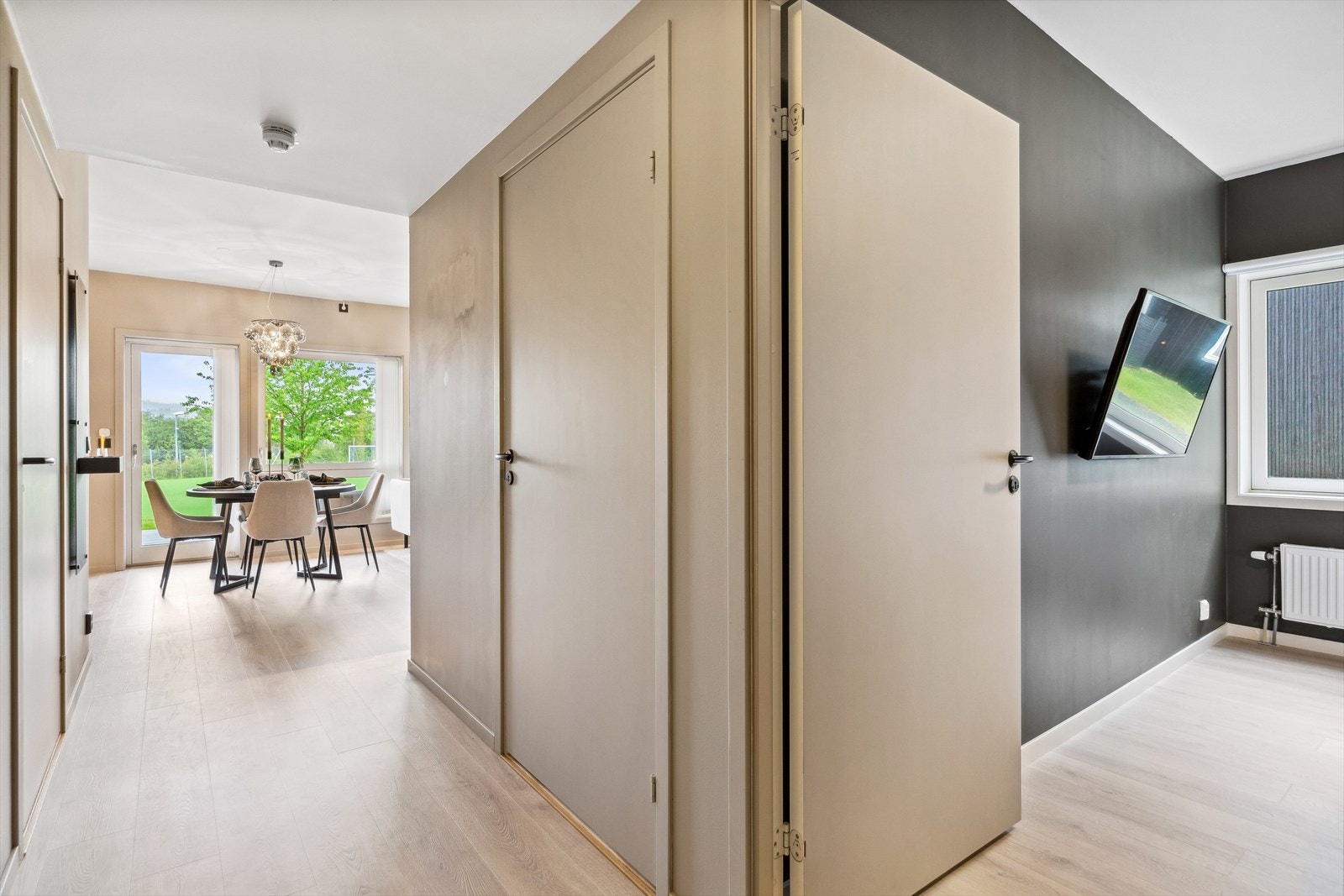 Leiligheten er holdt i delikate farger som står godt til laminatgulvet. Galleribilde