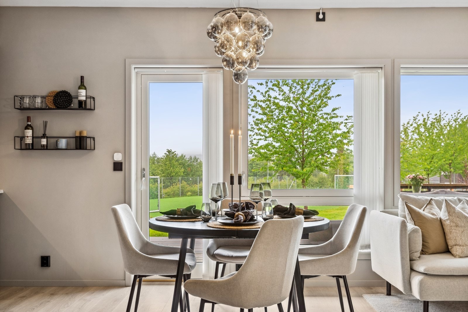 Ved spiseplassen er det utgang til en dels overbygd, vestvendt terrasse. Galleribilde