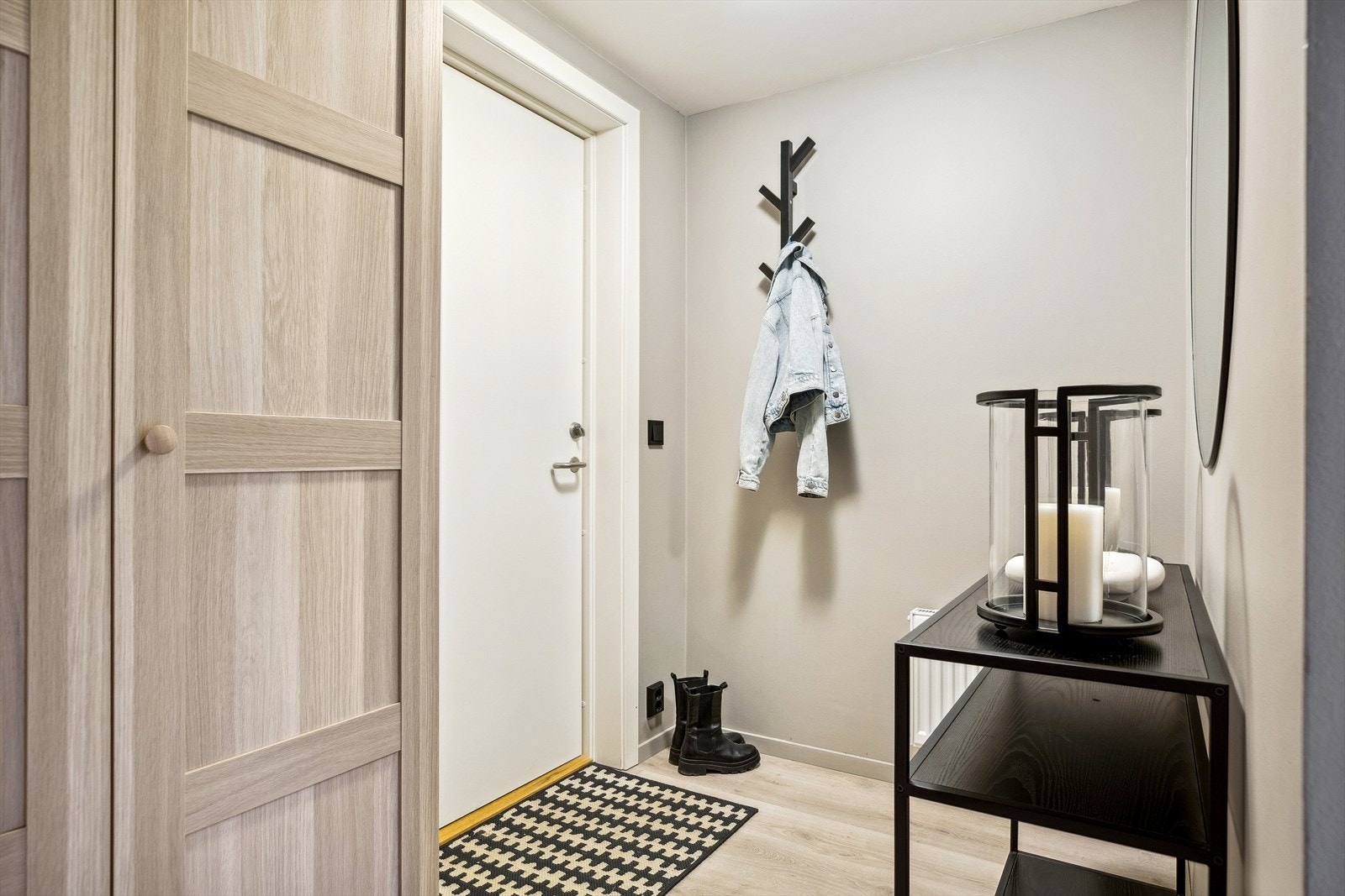 Vel inne blir vi ønsket velkommen i en pen entré på ca. 8,5 kvm. Galleribilde