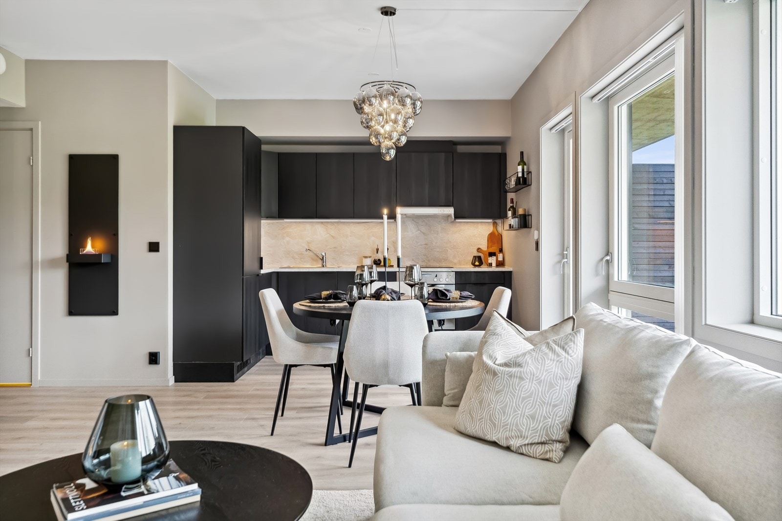 Det åpne allrommet byr på fin møbleringsfrihet og luftig atmosfære. Galleribilde