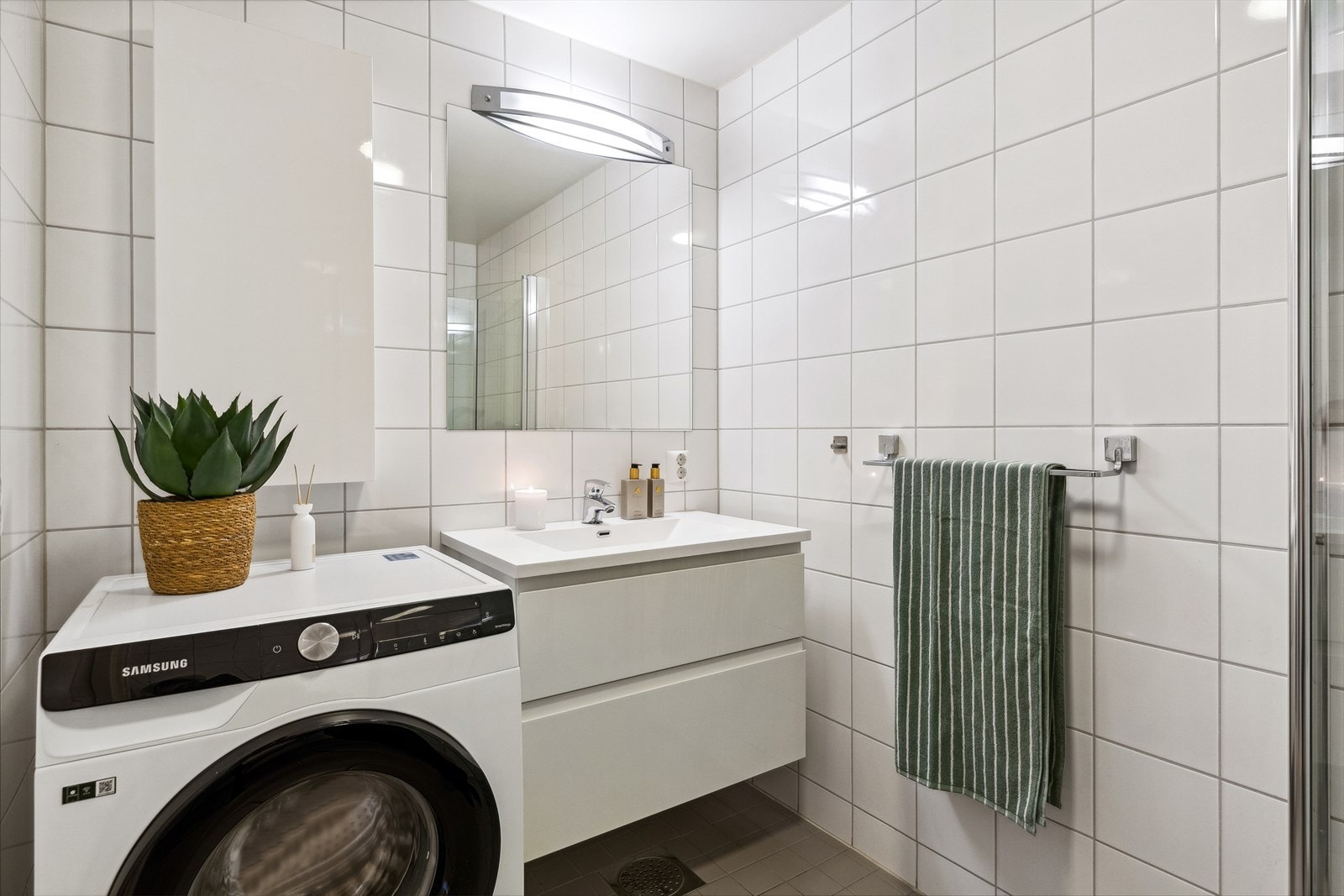 Badet er på ca. 4 kvm, og fremstår som arealeffektivt og delikat med fliser på vegger og gulv. Galleribilde