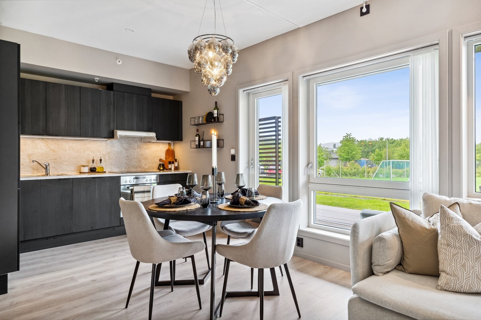 Dagslyset strømmer inn til allrommet via store, vestvendte vinduer. Galleribilde