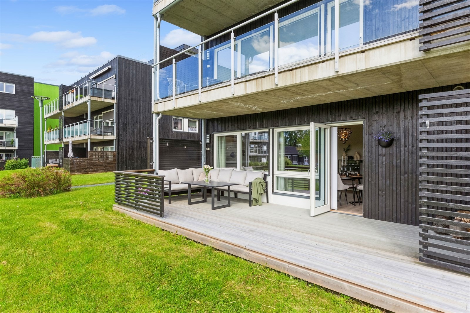 Overbygget på terrassen sørger for brukstid selv i litt ruskevær. Galleribilde