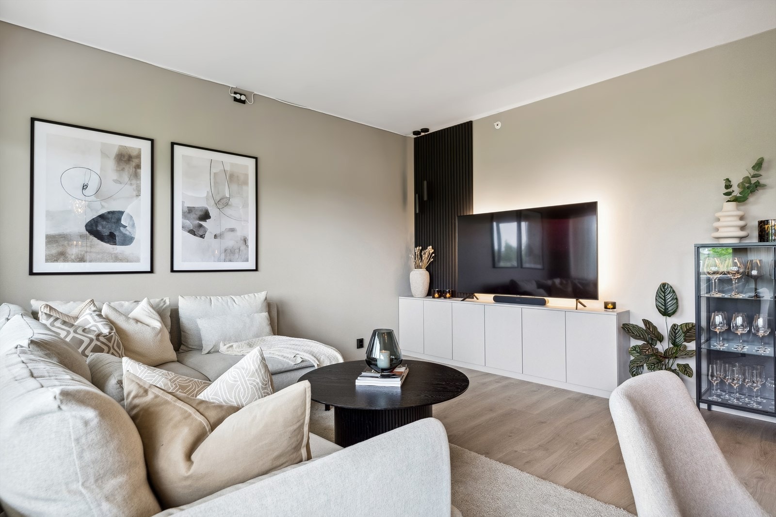 I et hjørne i stuesonen er det laget en stilig effekt med sorte spiler. Galleribilde