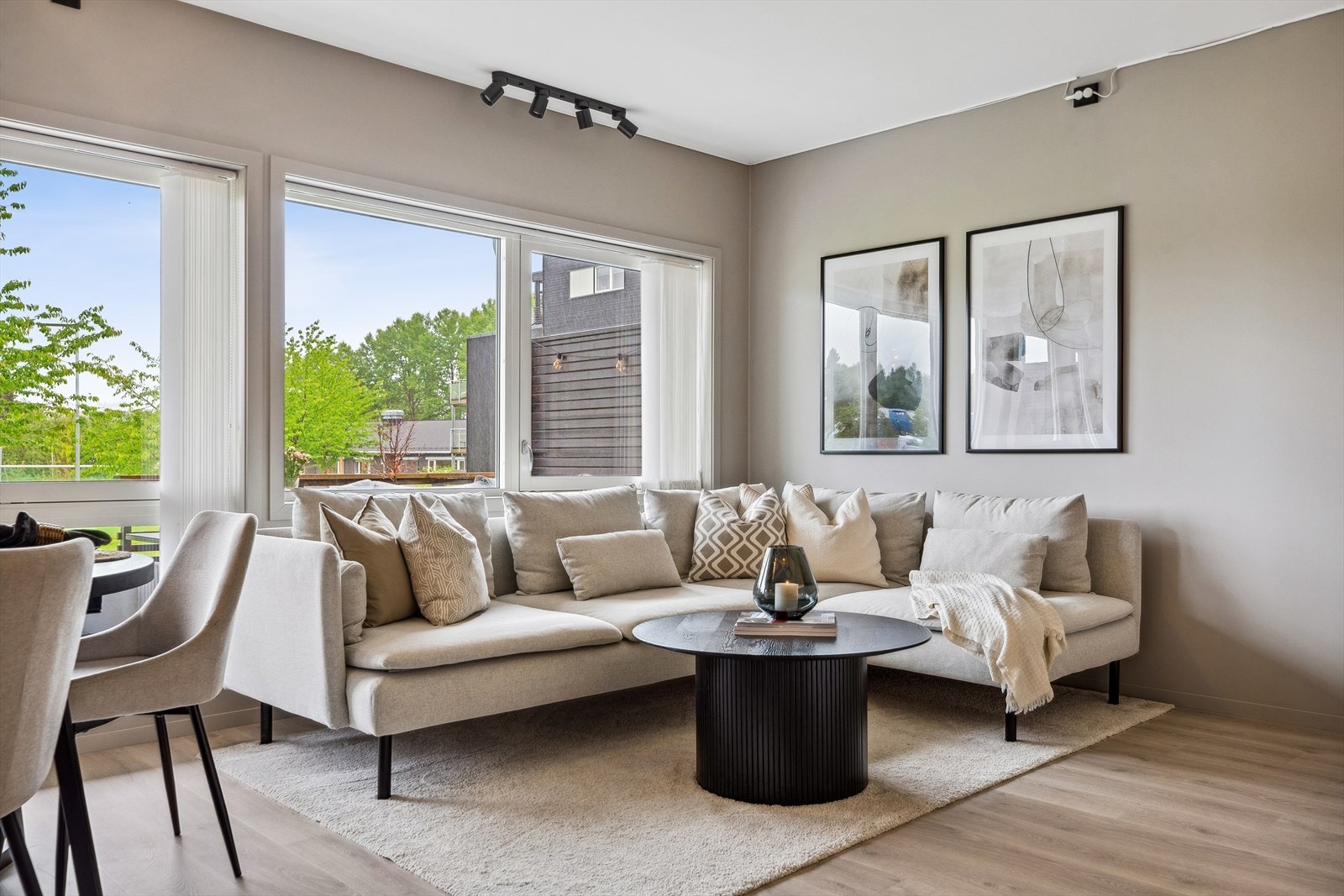 De lysmalte veggene fremhever det tidsmessige laminatgulvet på beste måte. Galleribilde