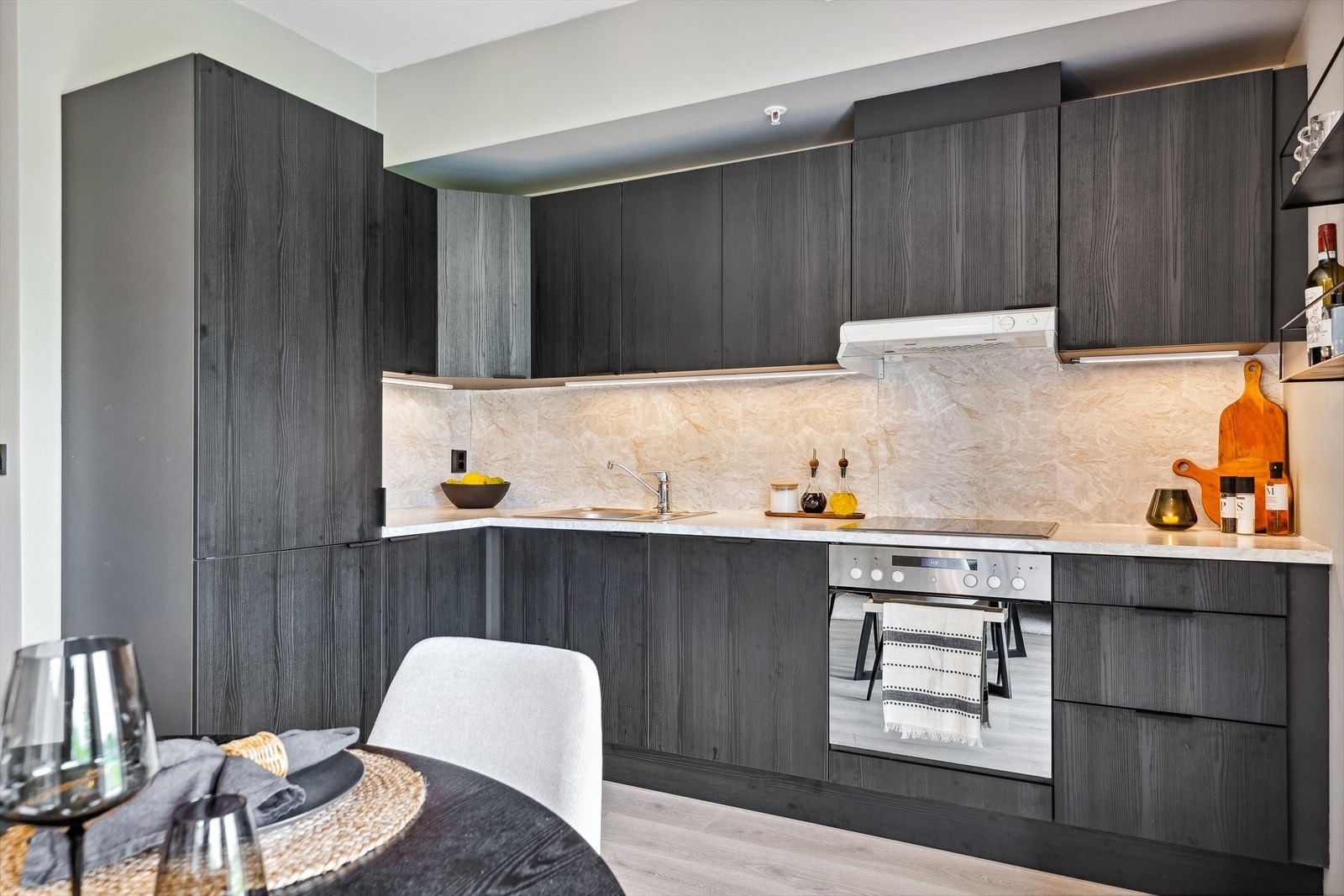 Kjøkkenet ble oppgradert med nye, finerte fronter i 2024. Galleribilde