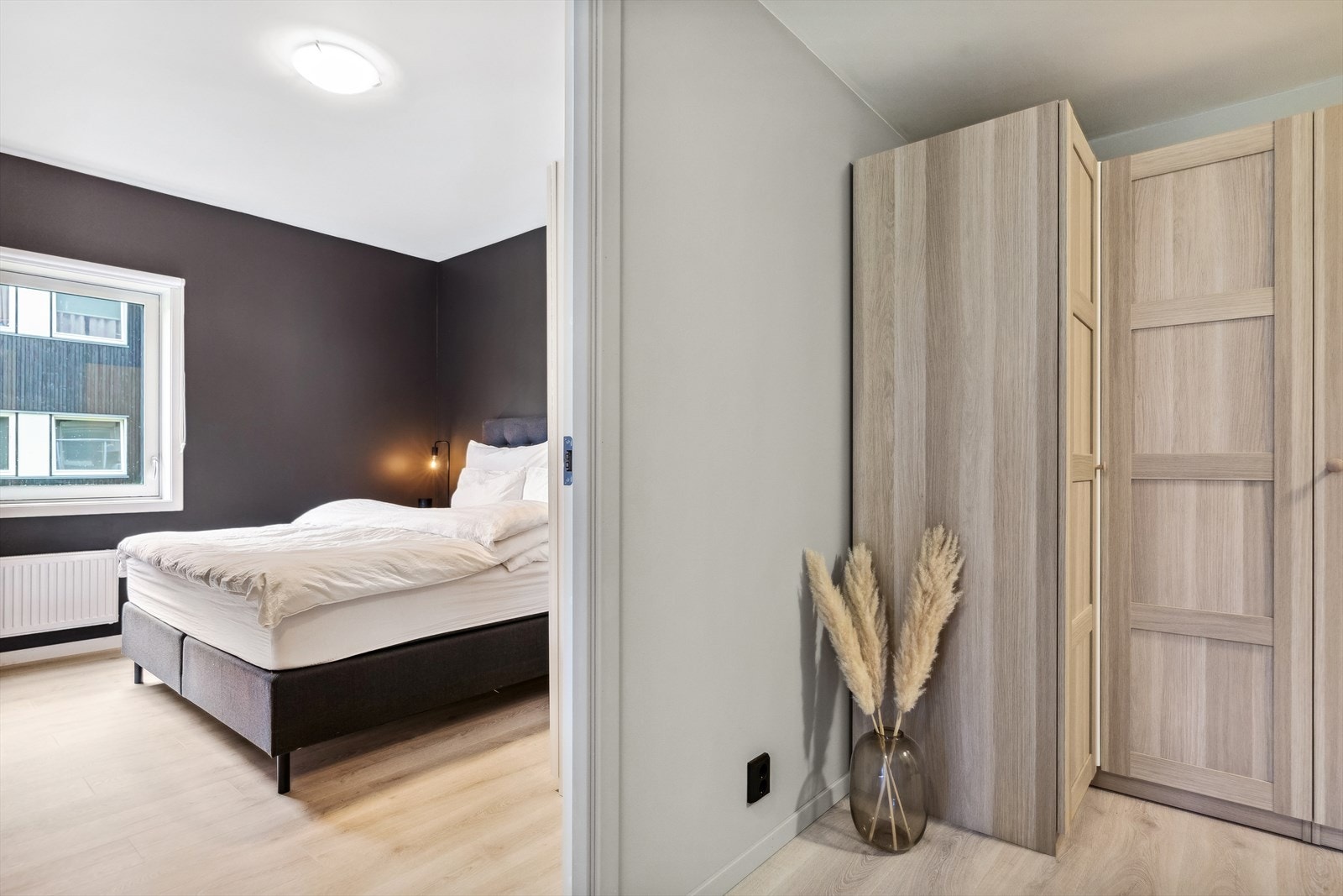 I entreen er det god oppbevaringsplass i en bred rekke med garderobeskap. Galleribilde