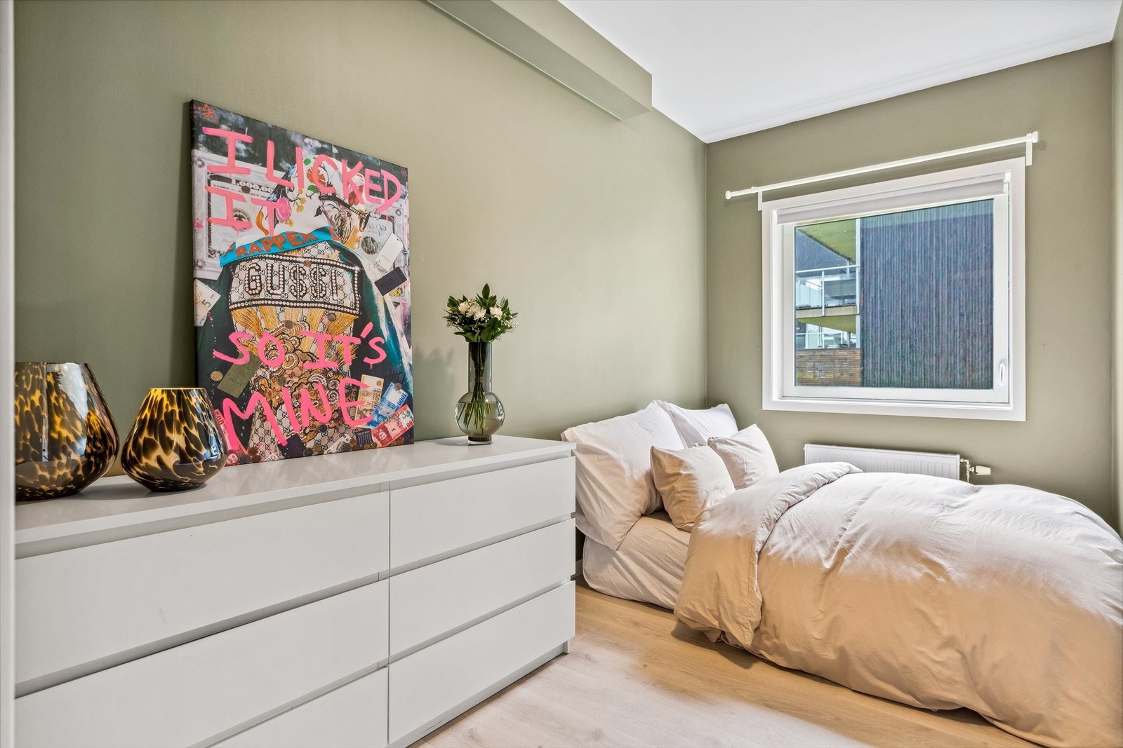 Leiligheten har to gode soverom på henholdsvis 8 og 11,5 kvm. Galleribilde